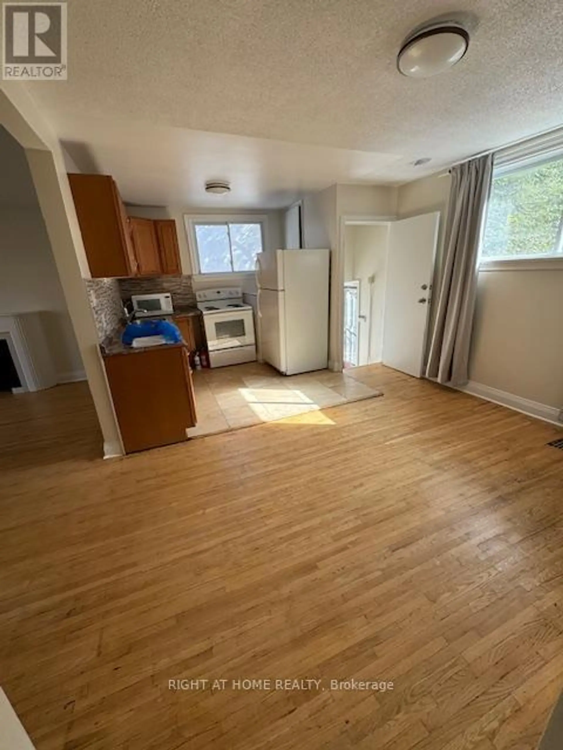 227 SHEPPARD AVENUE W - Image 5