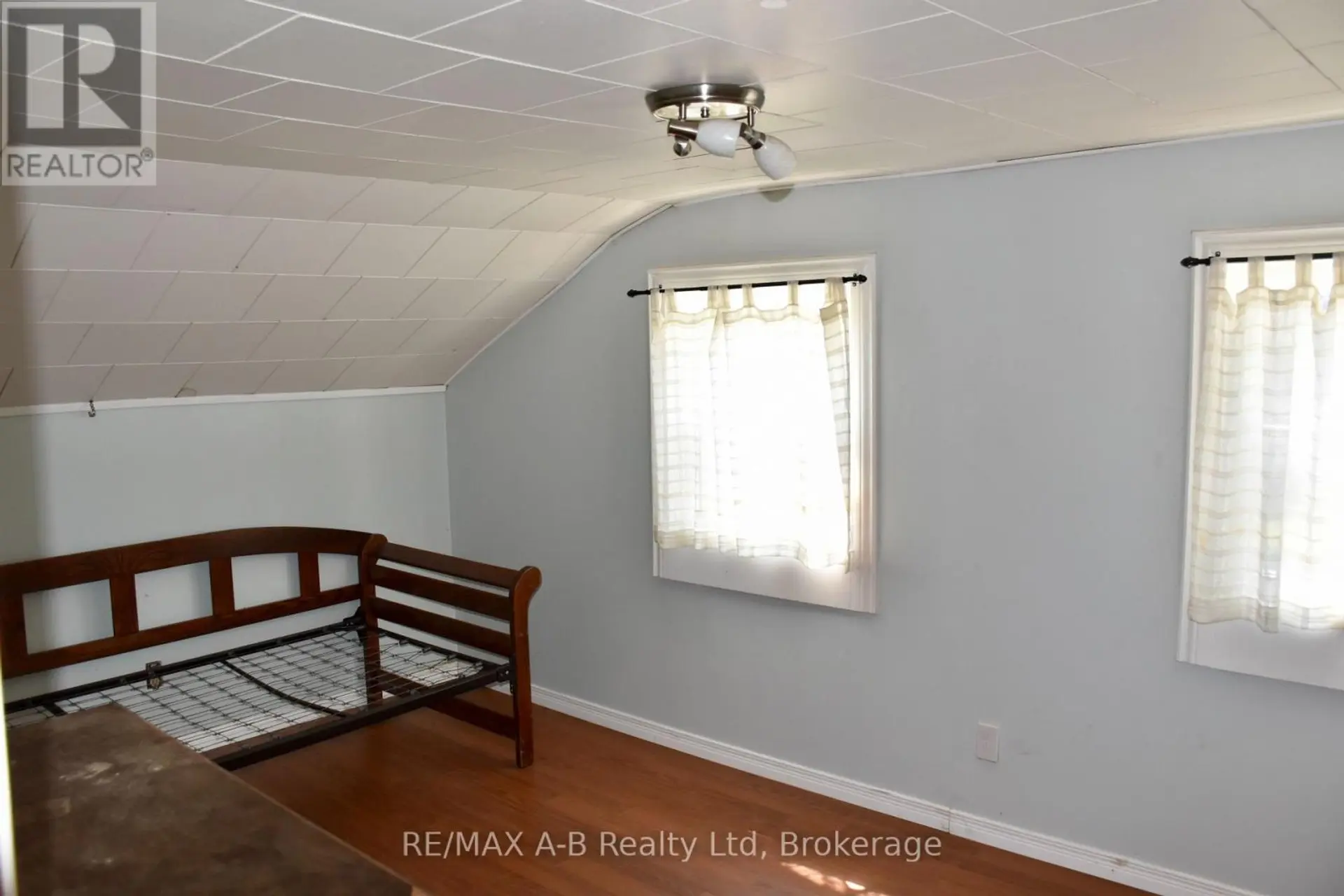 86 SALINA STREET N - Image 13