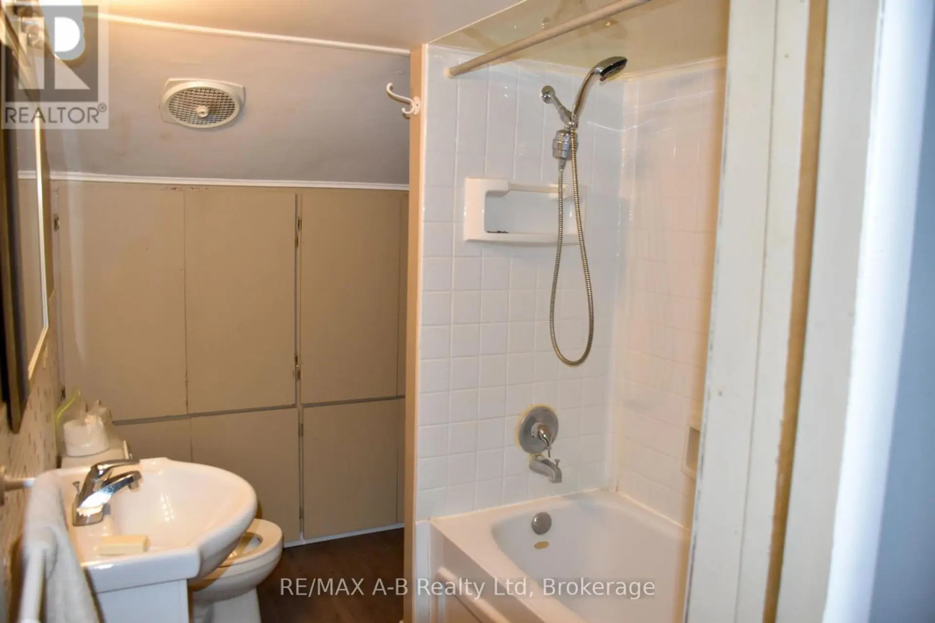 86 SALINA STREET N - Image 14