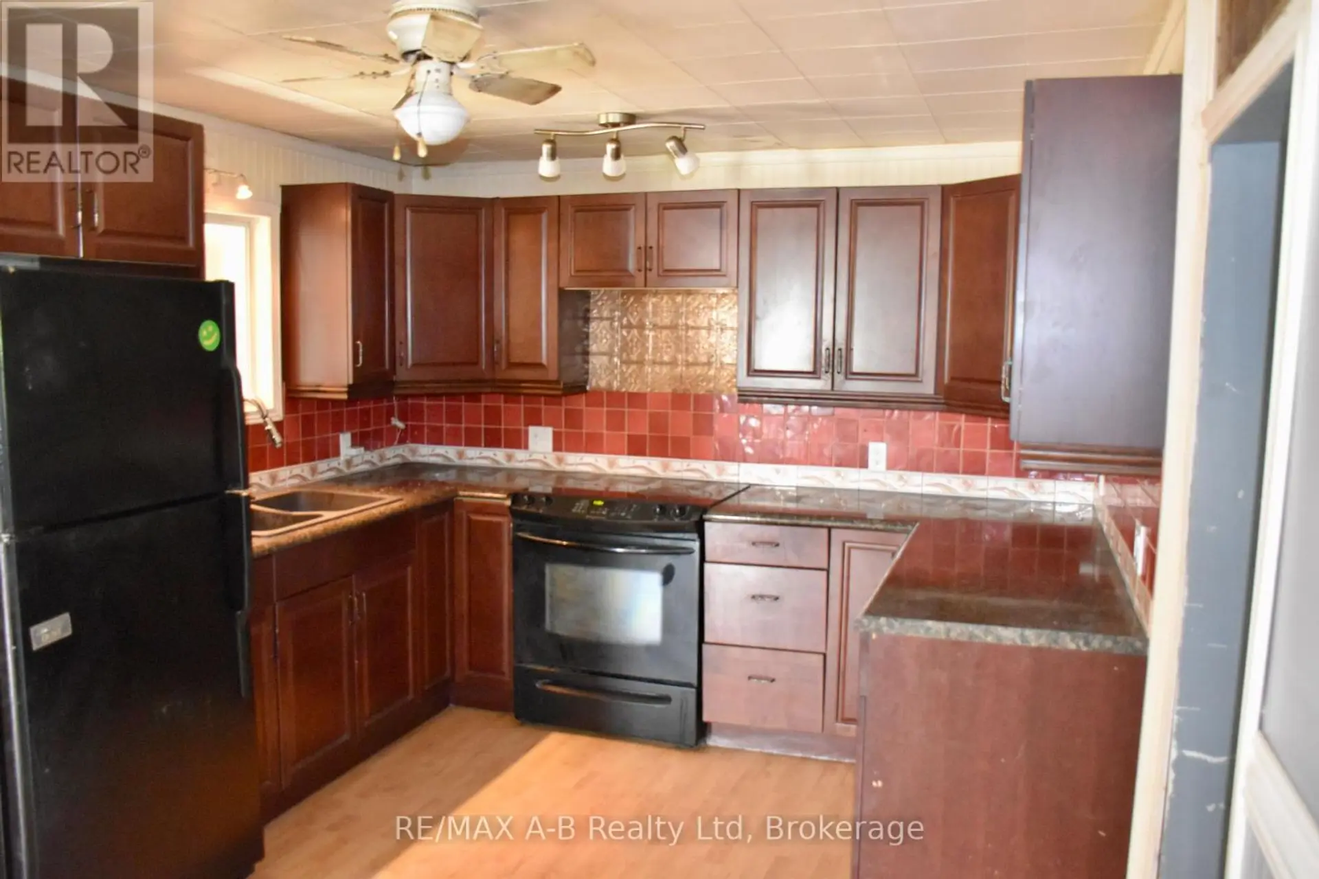 86 SALINA STREET N - Image 7