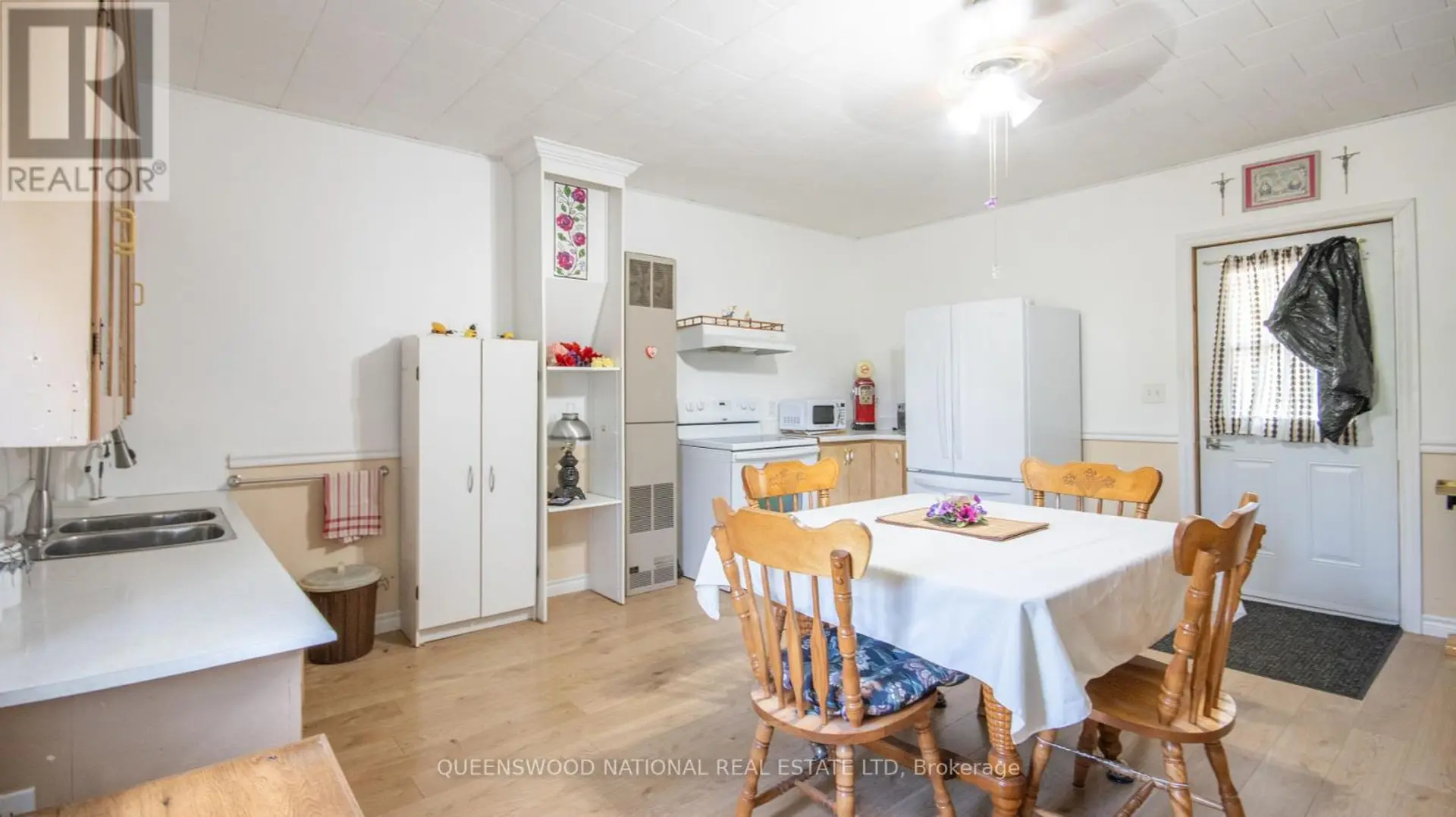 84 ROUND LAKE ROAD N - Image 9