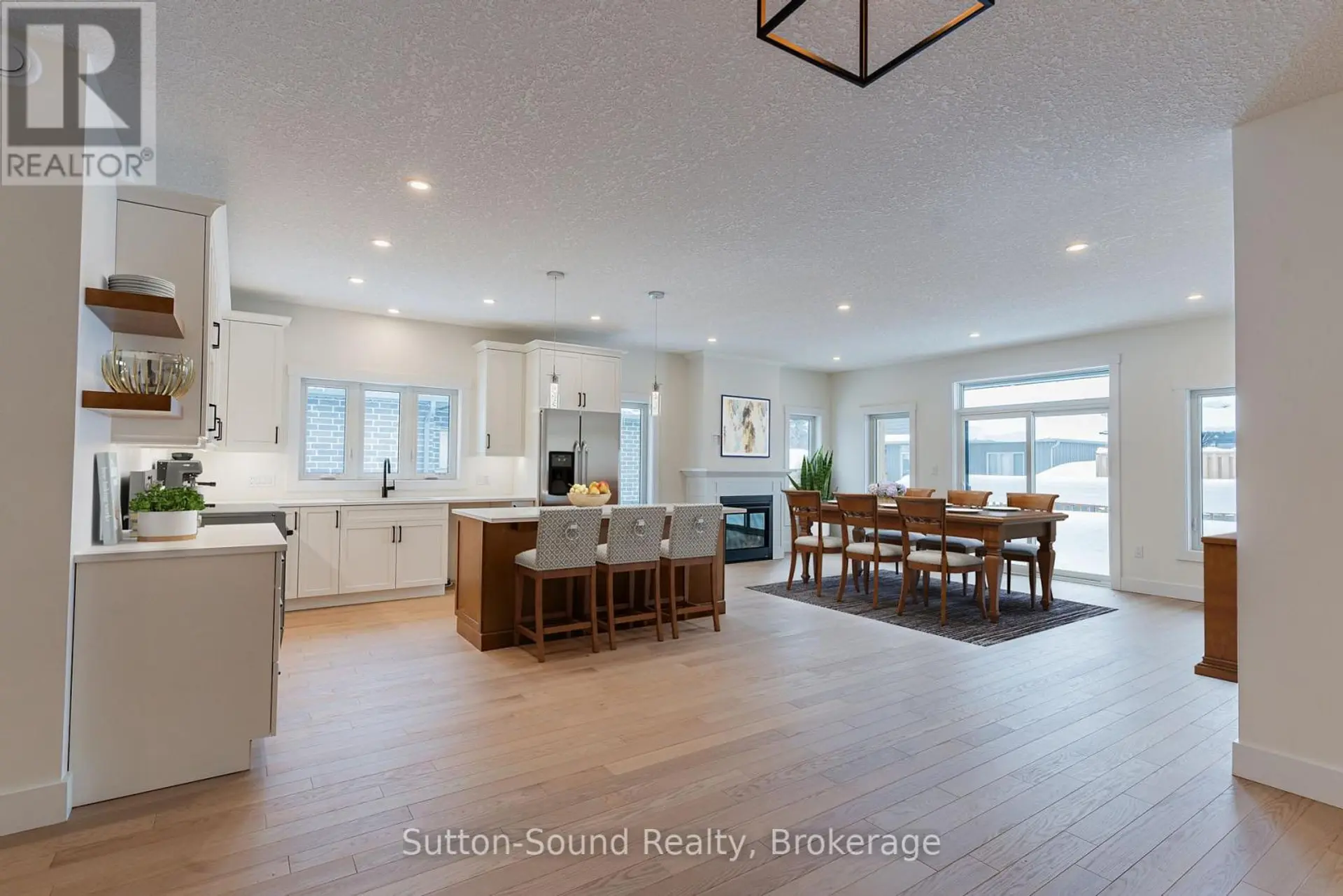 325 6TH AVENUE W - Image 10