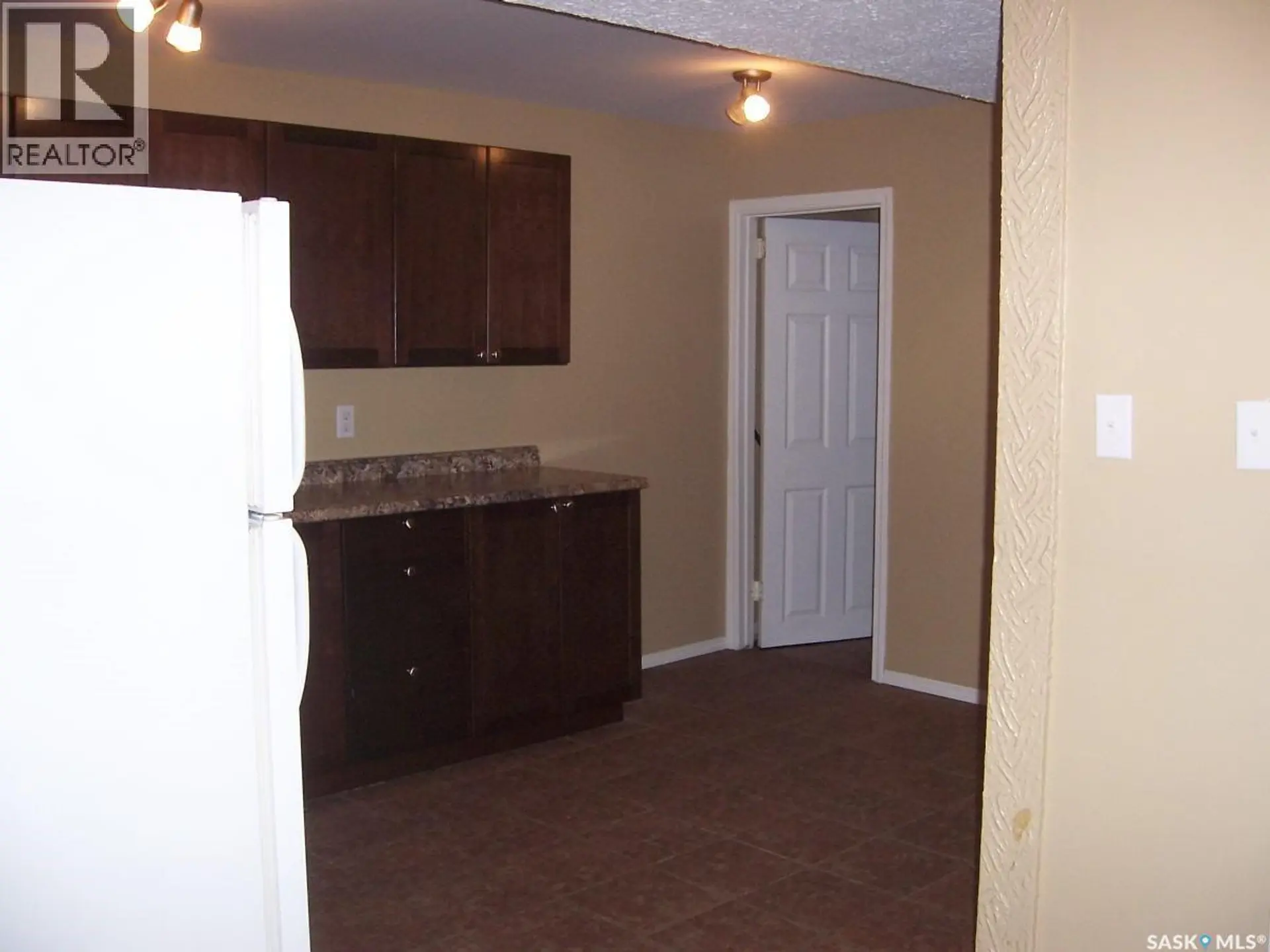 843 7TH STREET E - Image 13