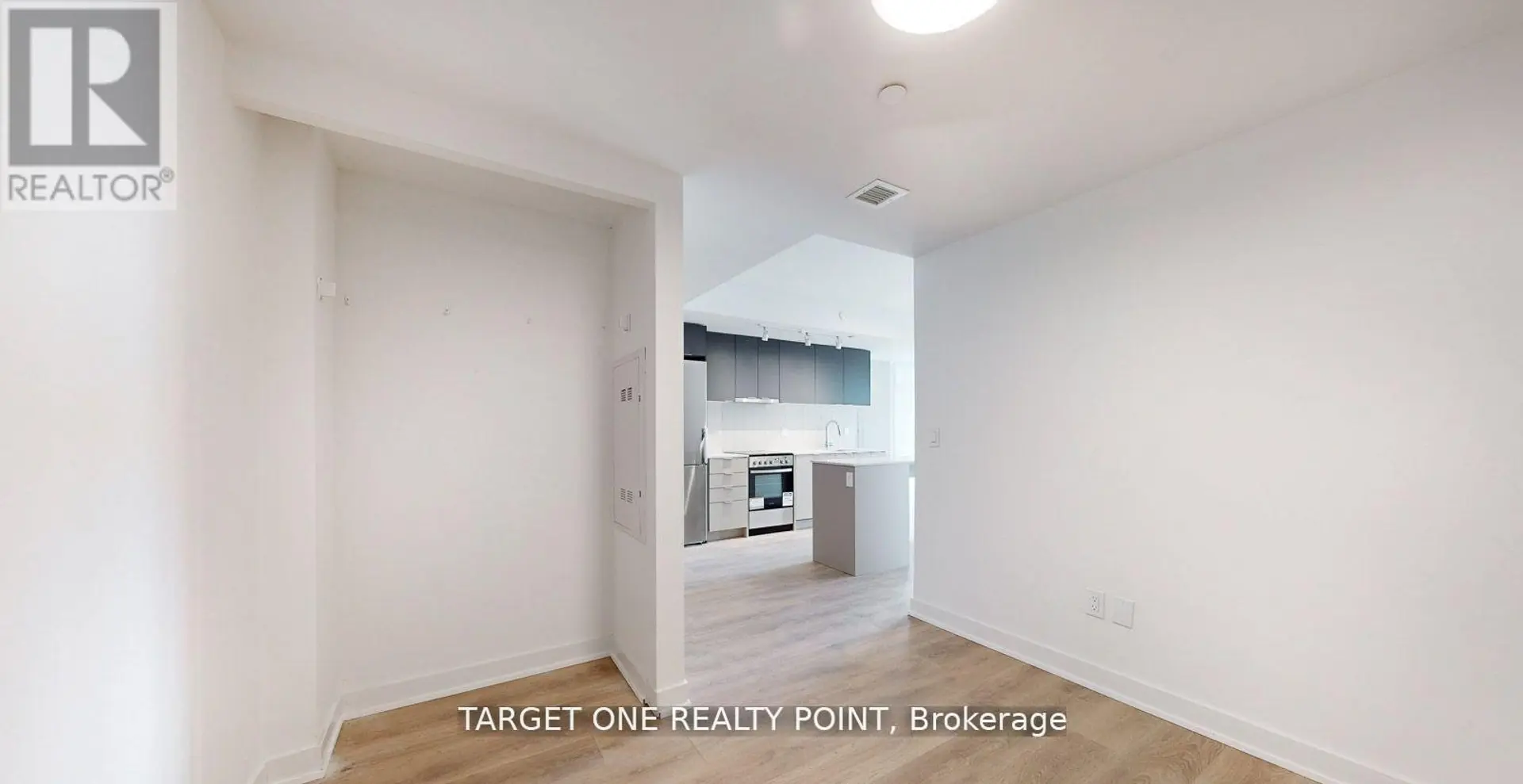 #1006 8 TIPPETT ROAD - Image 5