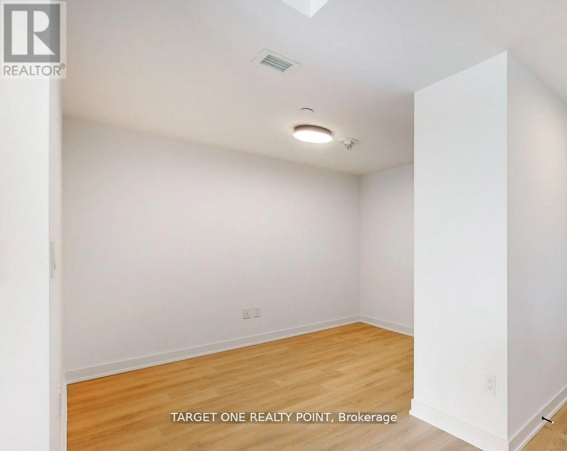 #1006 8 TIPPETT ROAD - Image 8