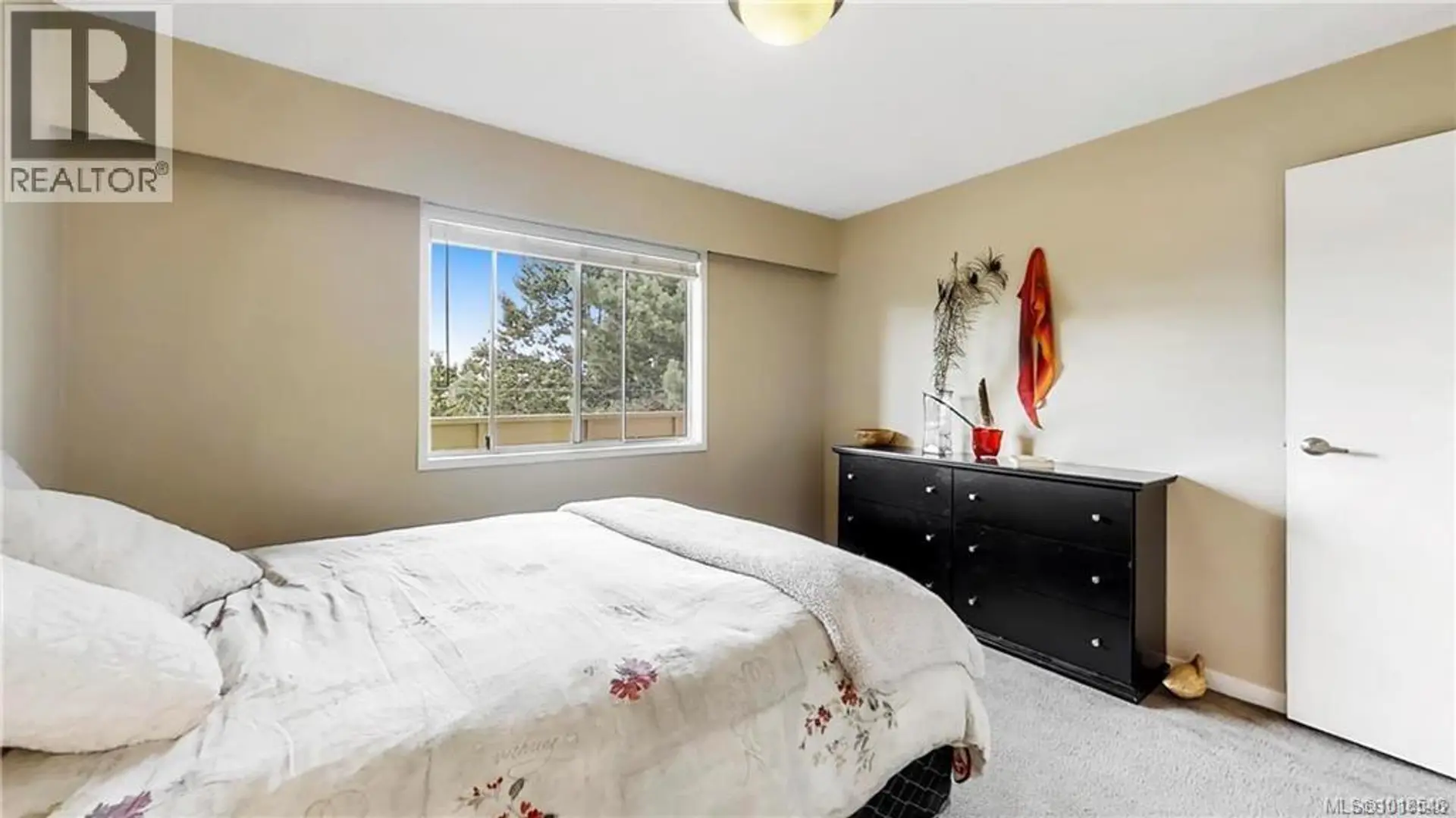 Property at #303 1597 MIDGARD AVE, Saanich, BC