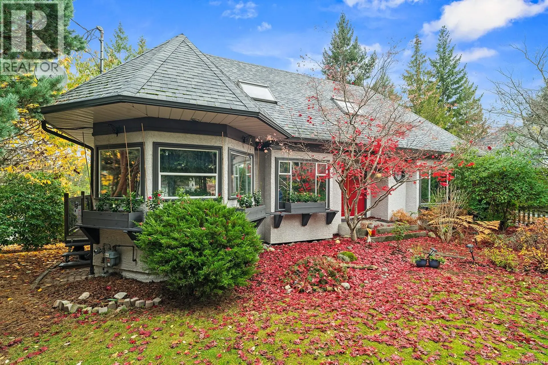 Property at 647 Tamarack Dr, Qualicum Beach, BC