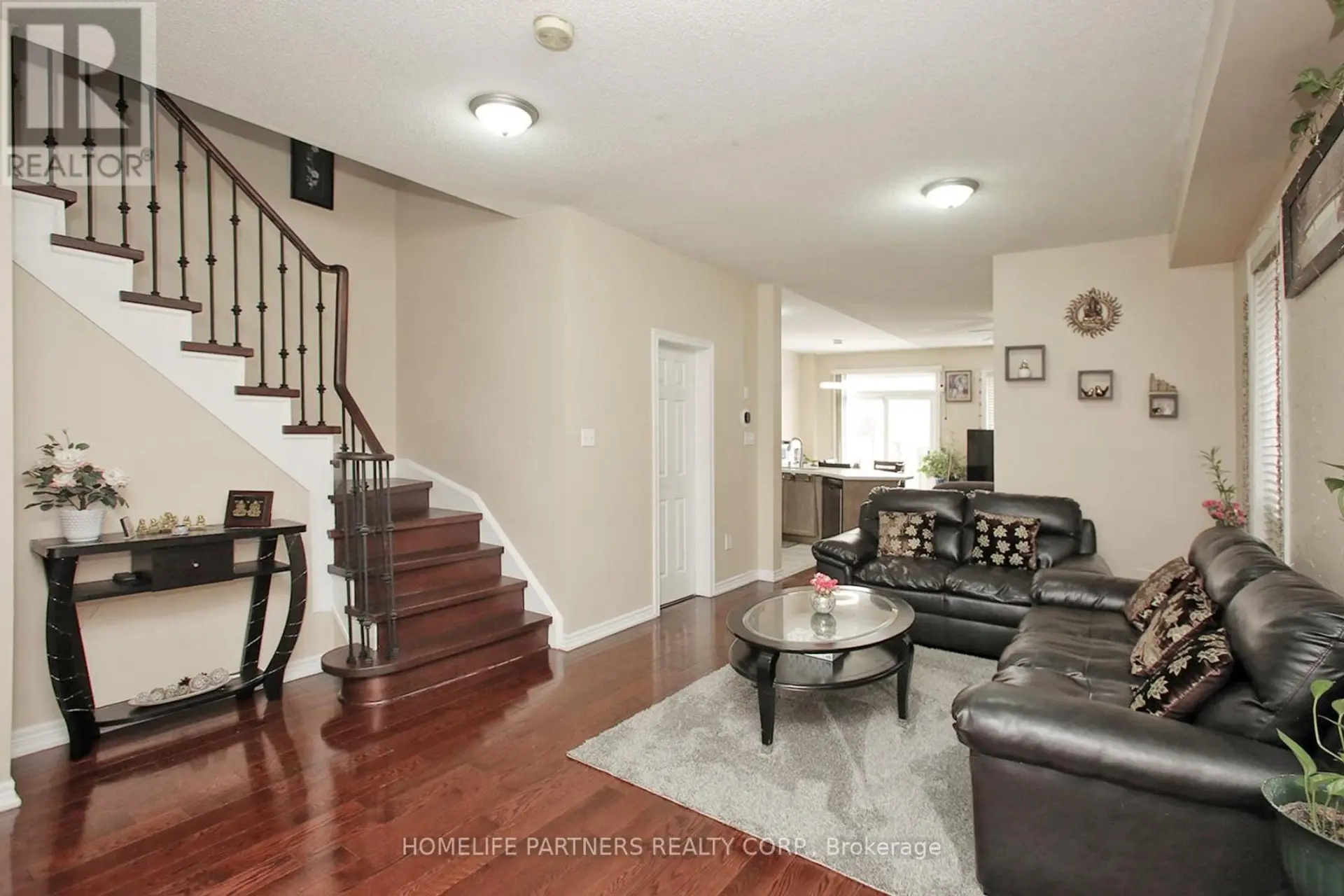 40 NATHANIEL CRESCENT - Image 2