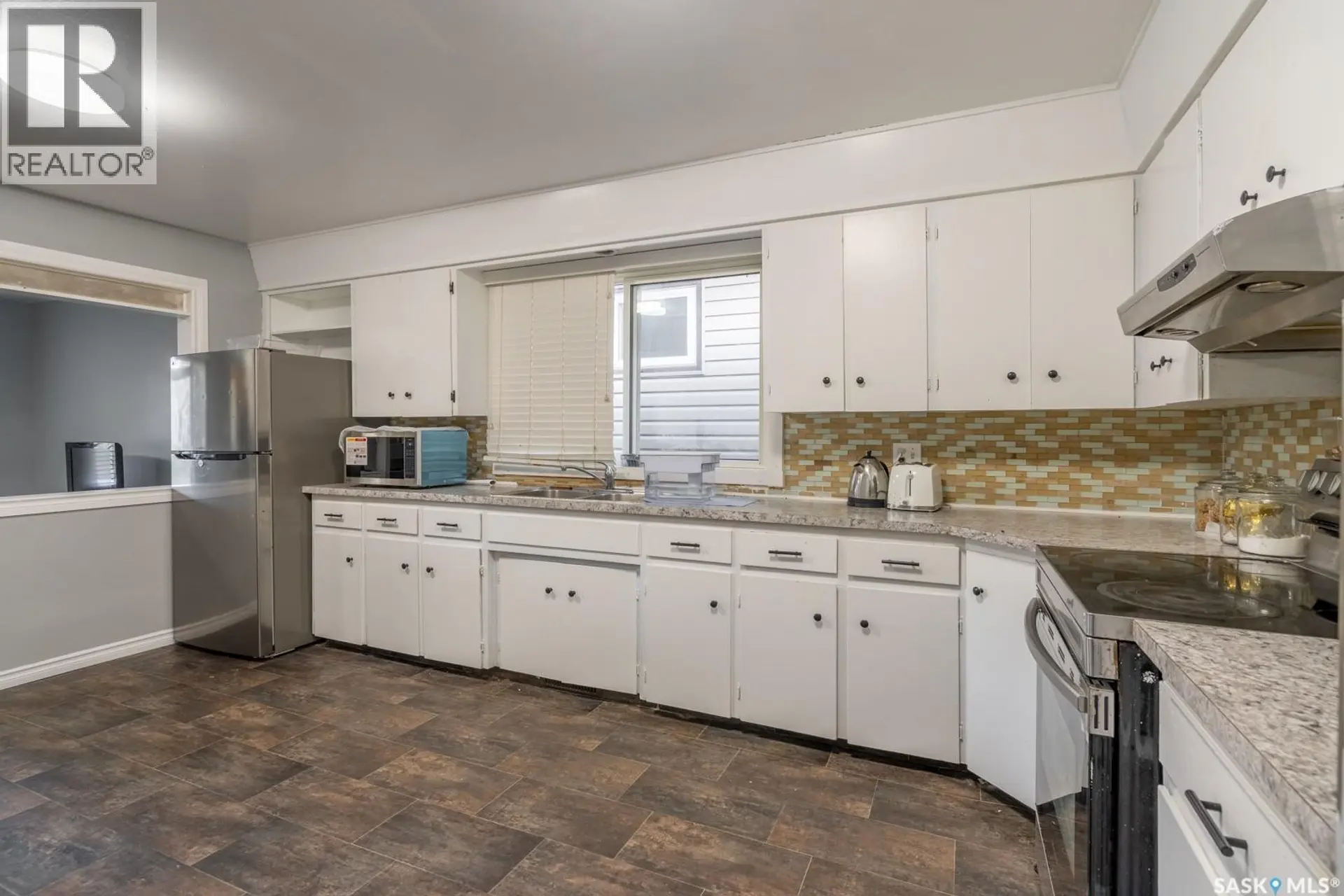 1321 VICTORIA AVENUE - Image 5