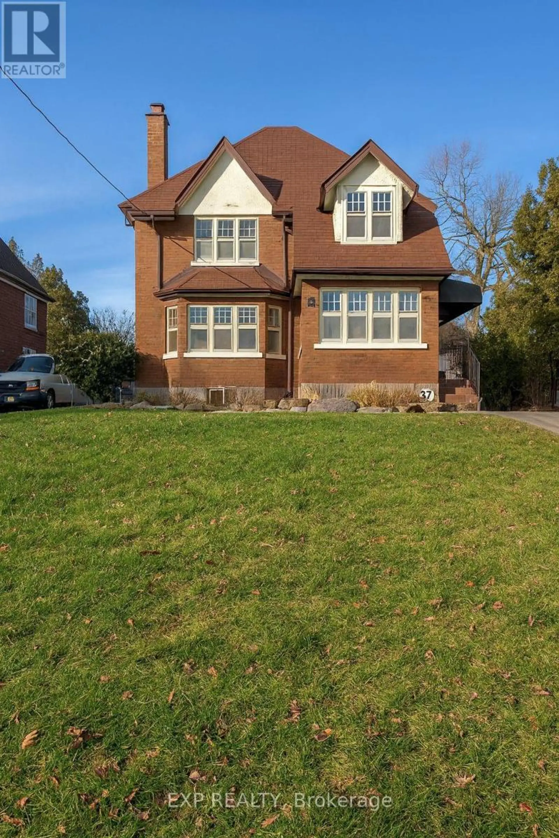 376 KING STREET E - Image 1