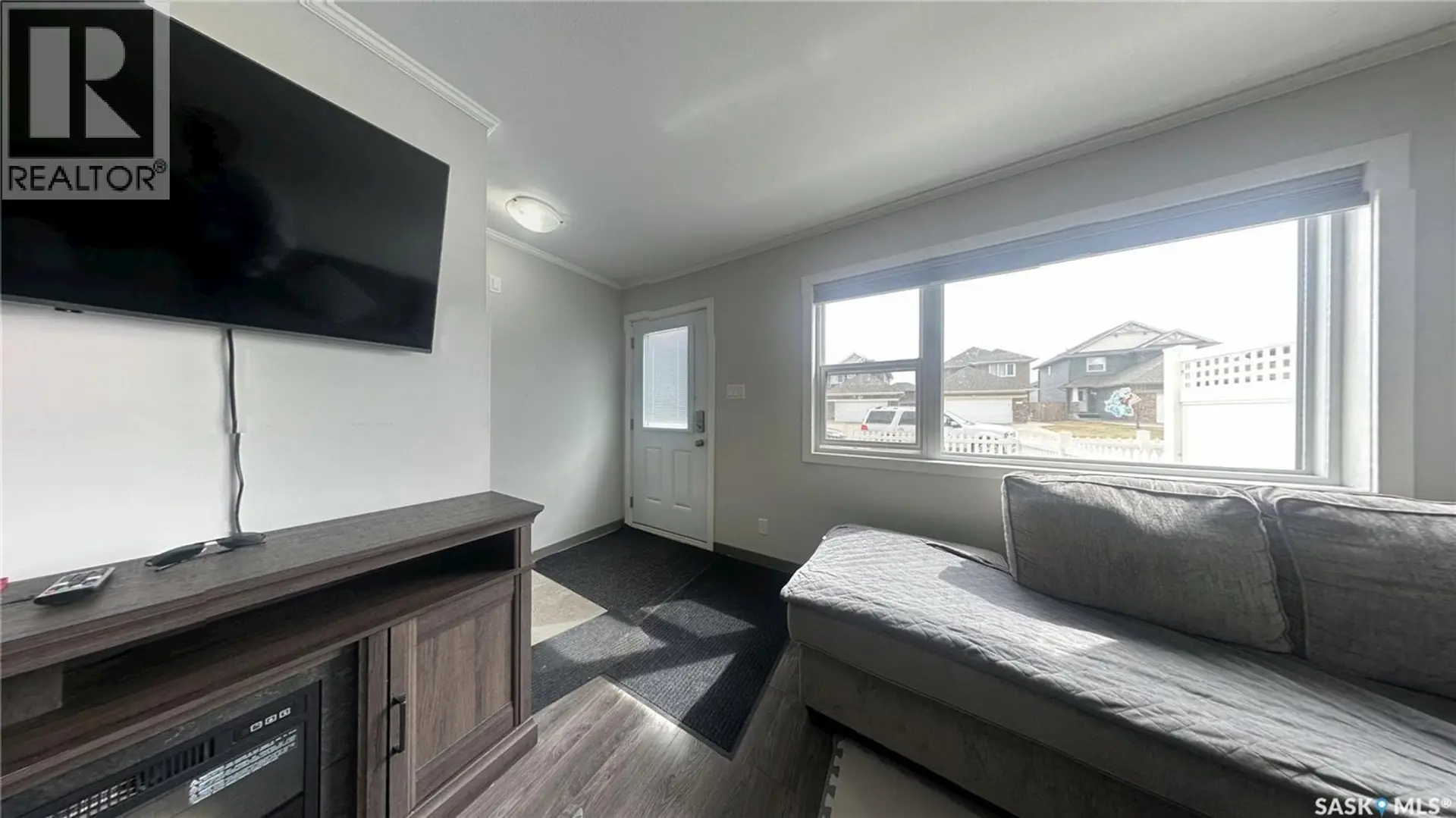 #265 322 LEWIN WAY - Image 2