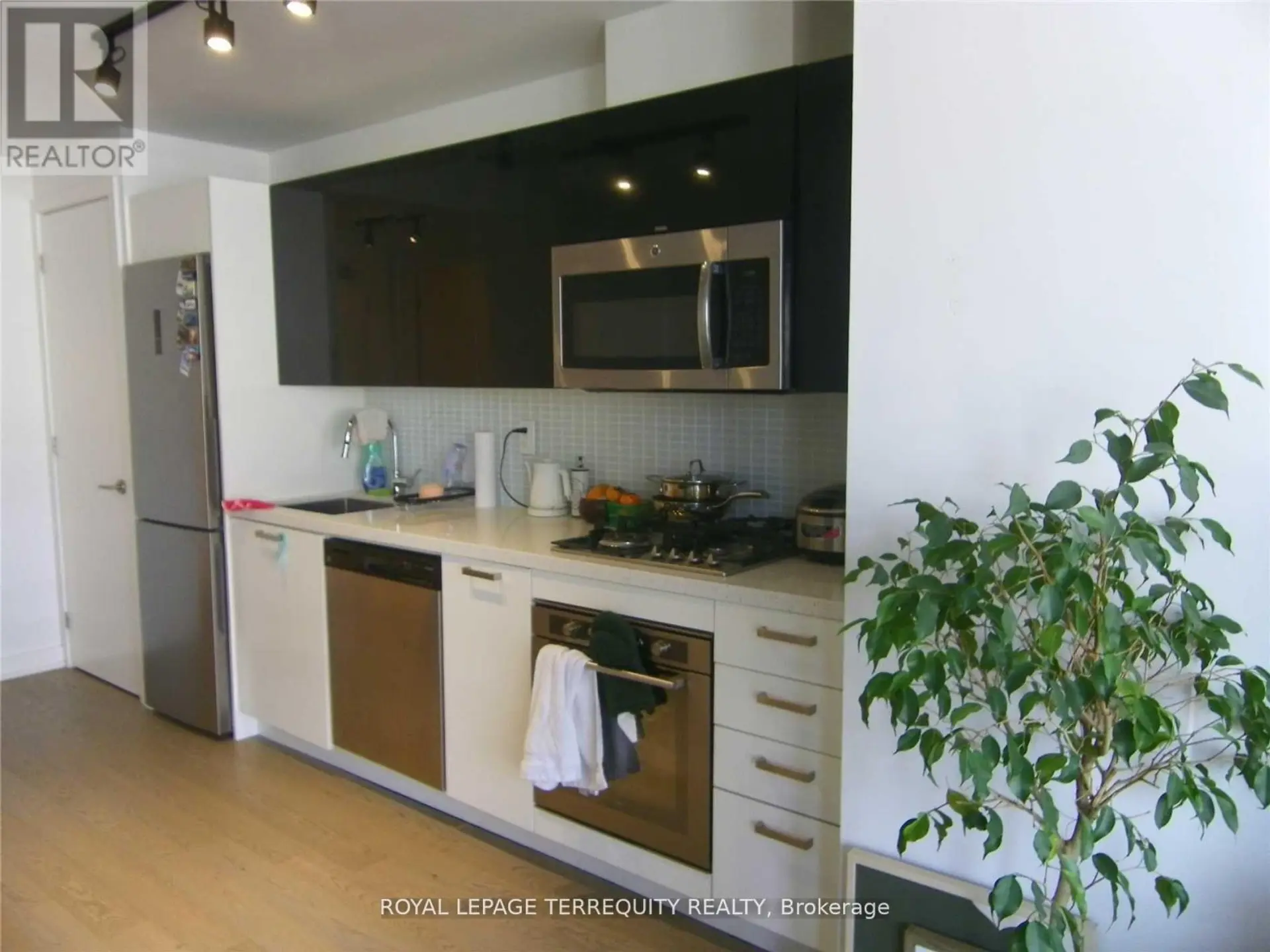 #909 39 BRANT STREET - Image 6