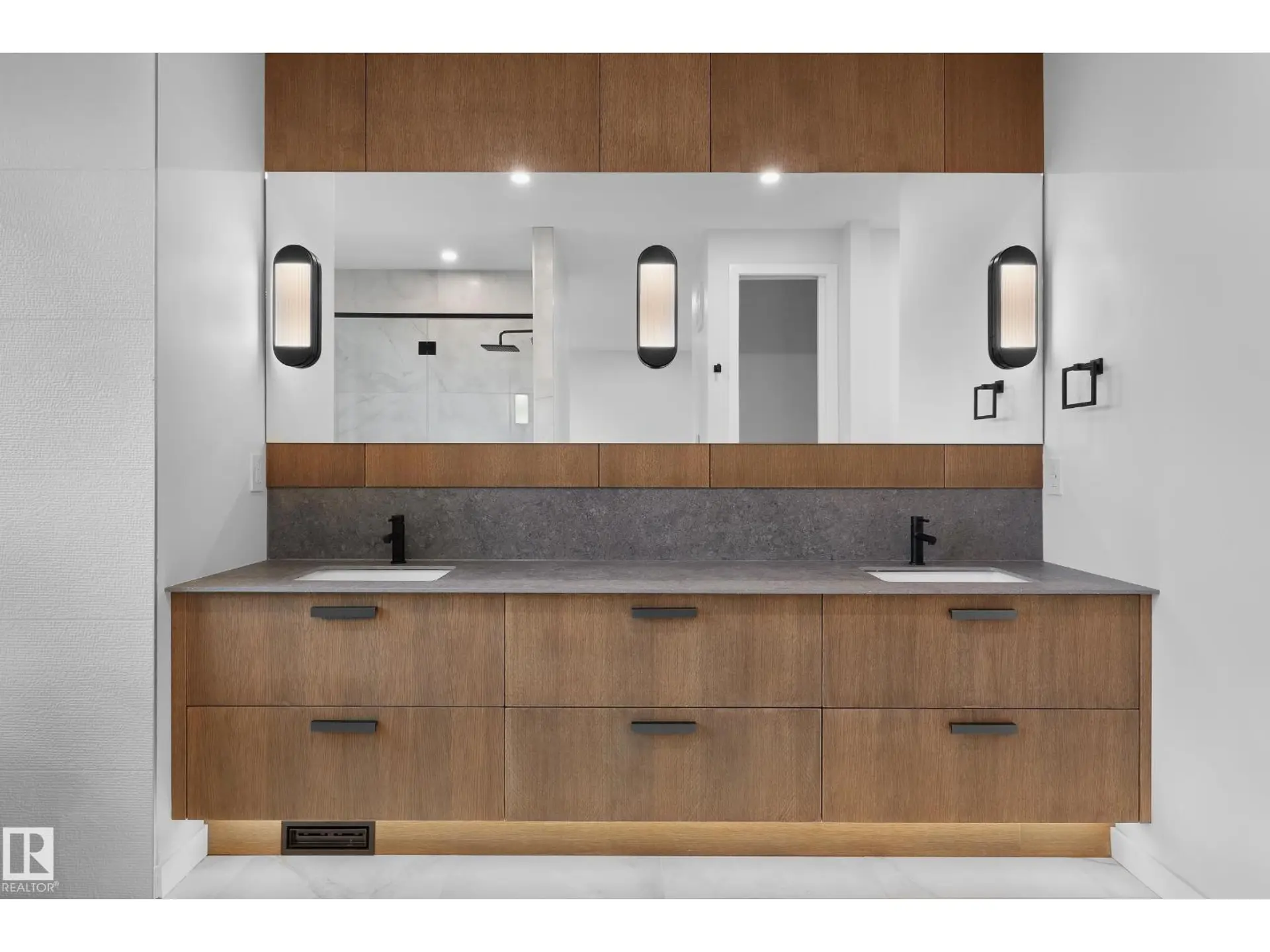 8318 120 ST NW - Image 17