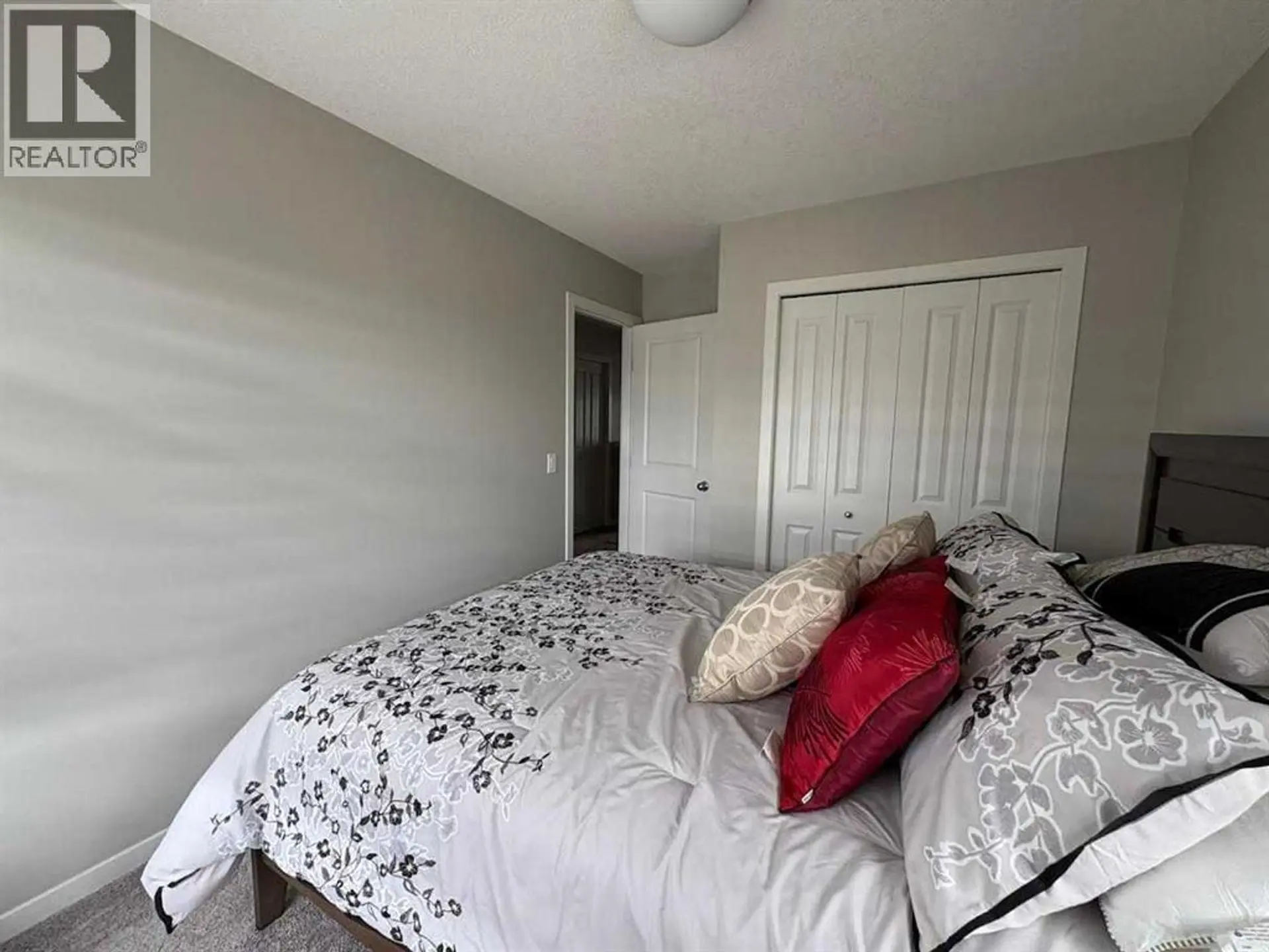 202 EVANSRIDGE PARK NW - Image 16