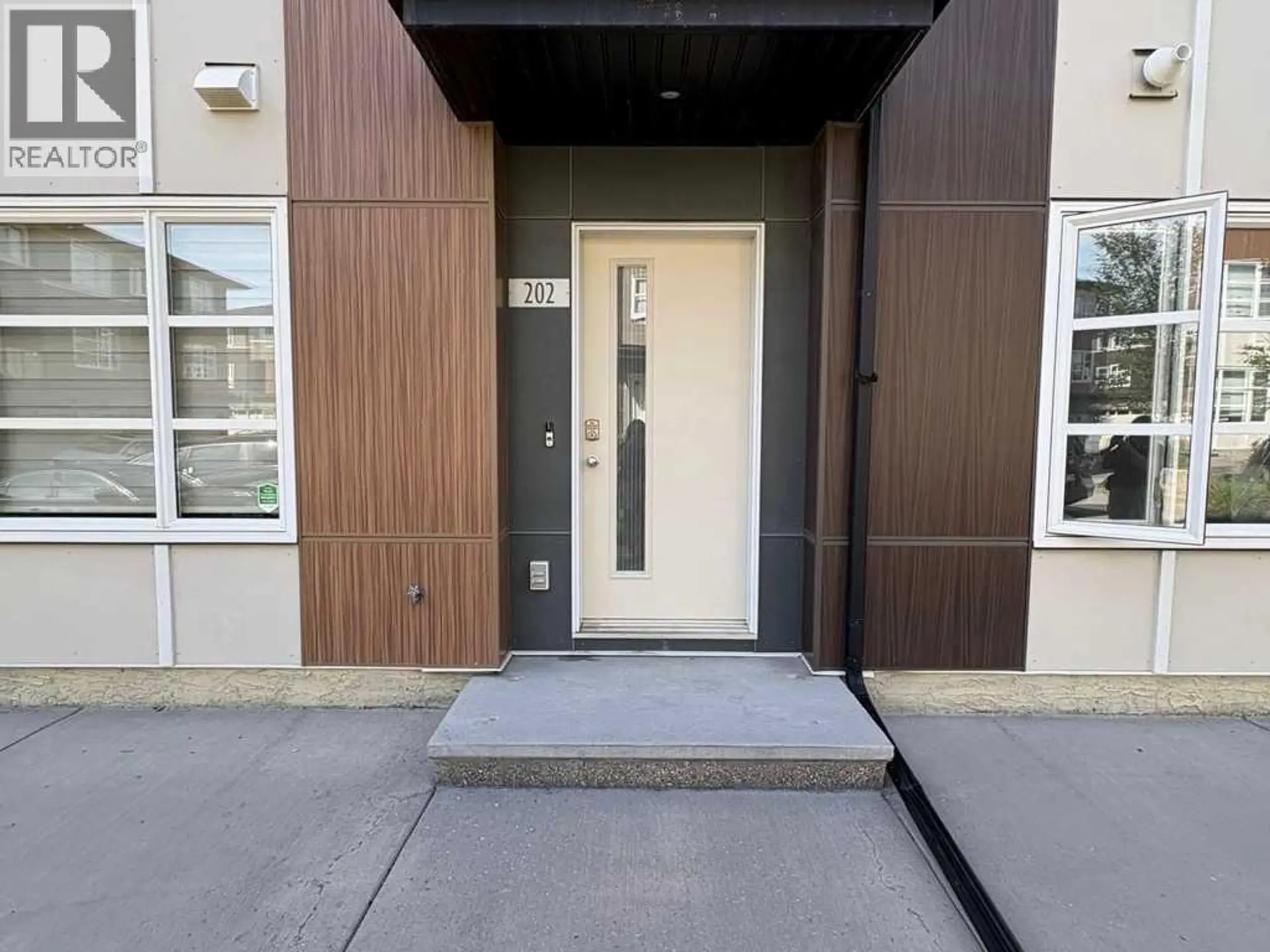 202 EVANSRIDGE PARK NW - Image 2
