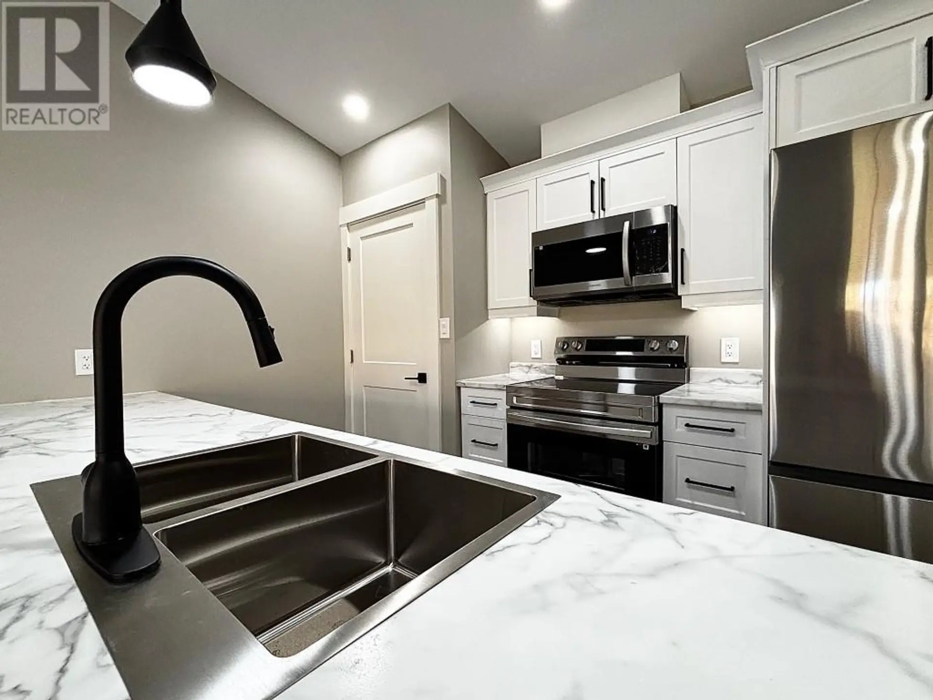 #15 621 Murphy Street - Image 4