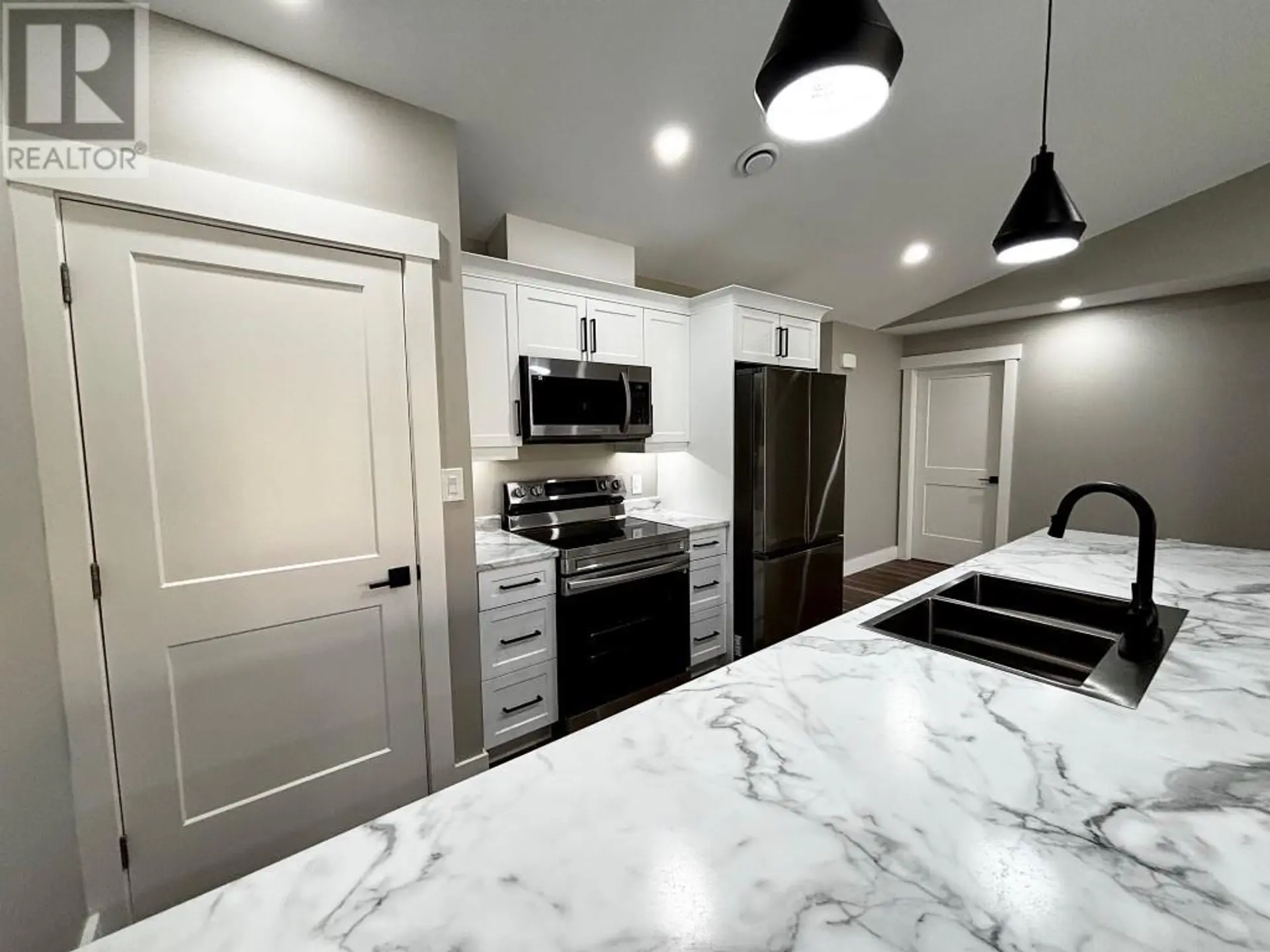 #15 621 Murphy Street - Image 6