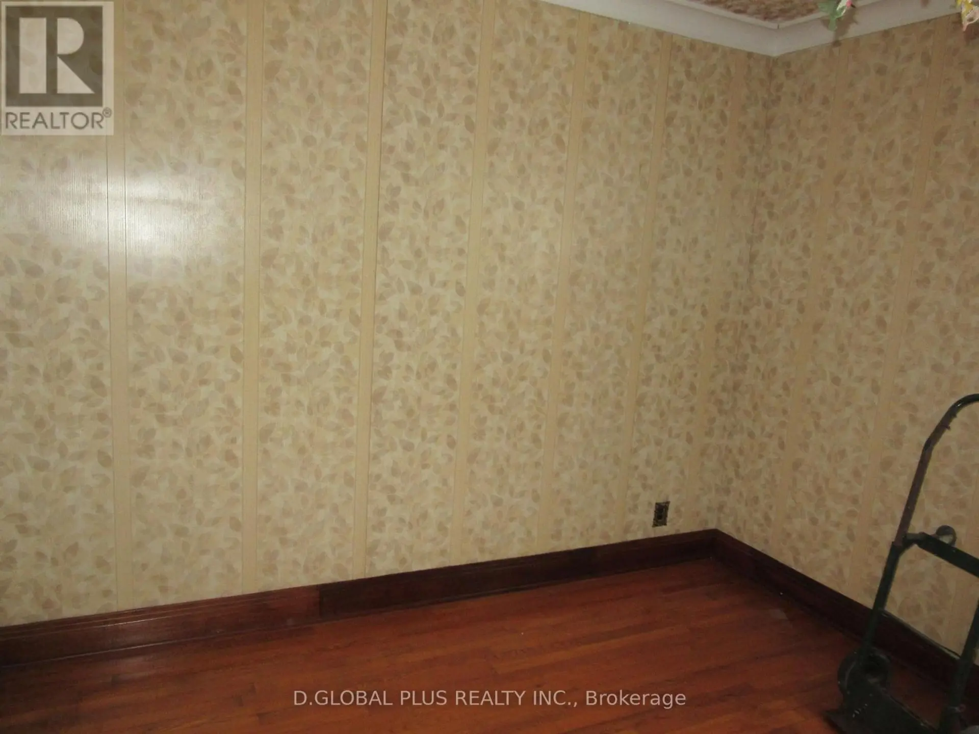 11 DUNBAR AVENUE N - Image 8