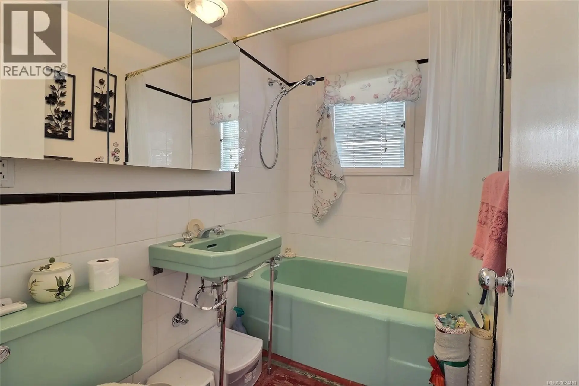 Property at 692 5TH ST, Courtenay, BC