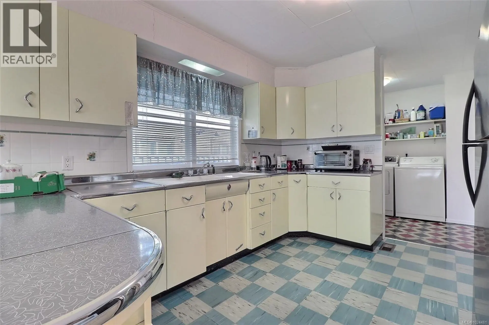 Property at 692 5TH ST, Courtenay, BC