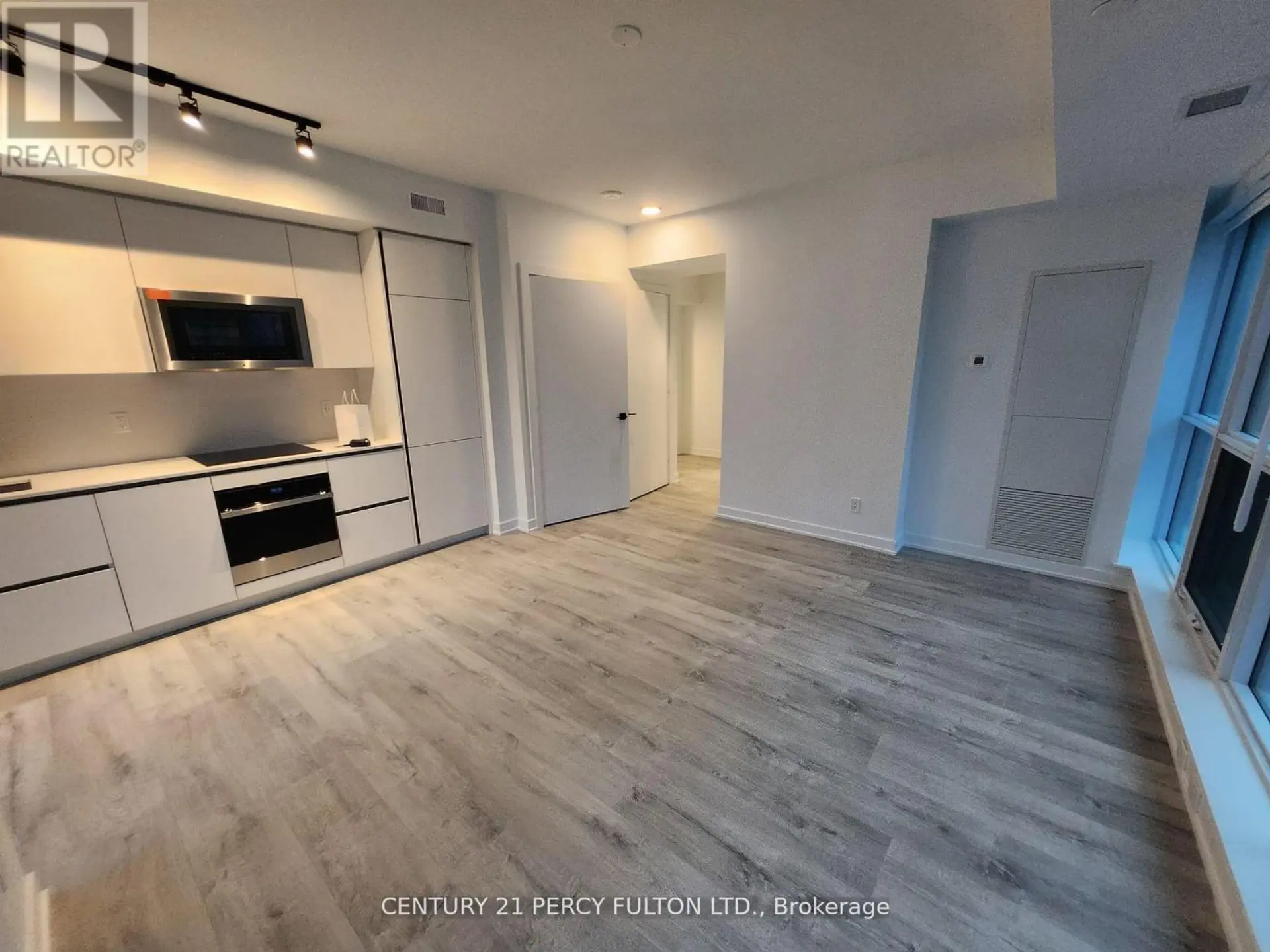 #1807 327 KING STREET W - Image 4