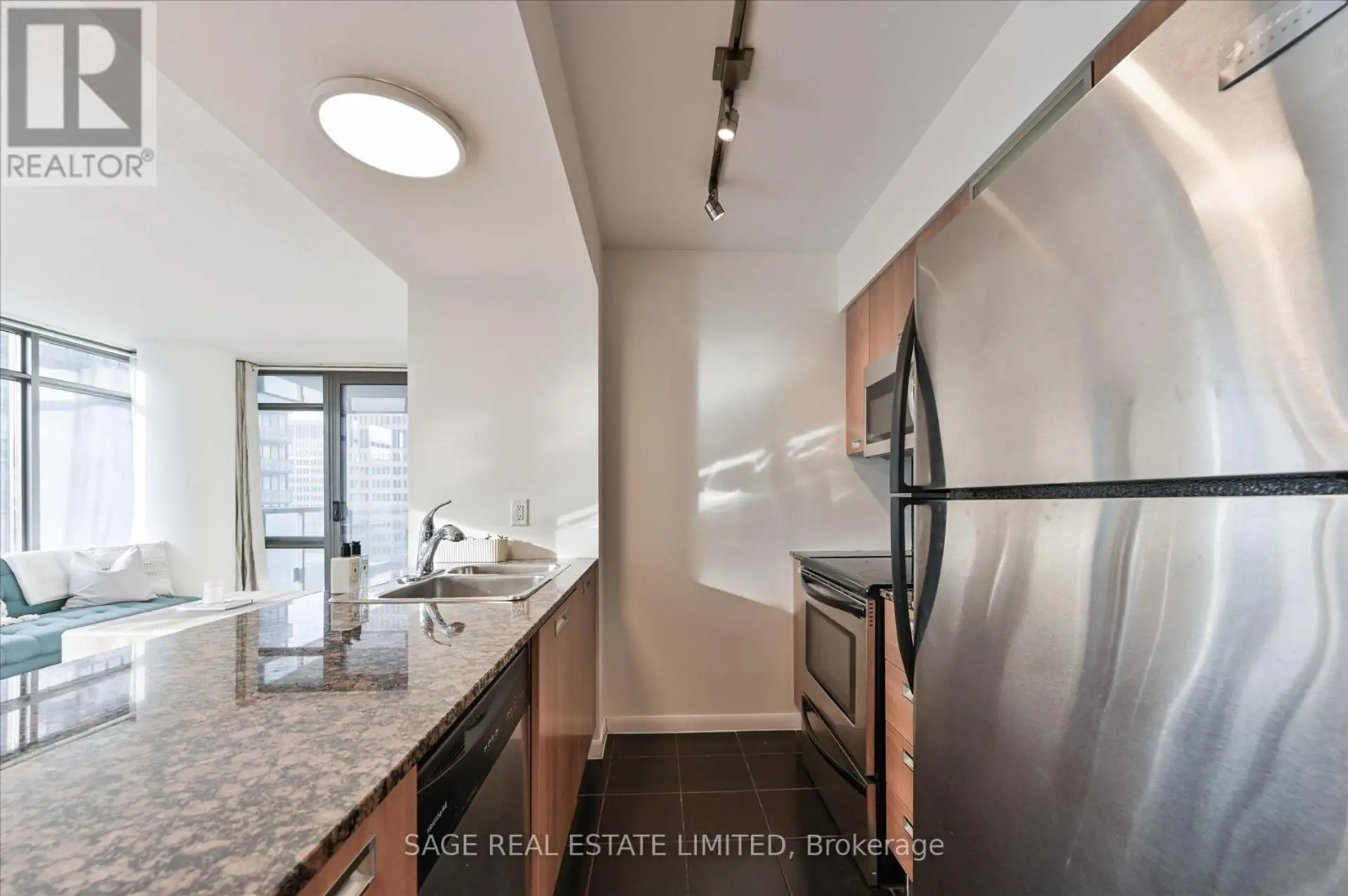 #902 38 GRENVILLE STREET - Image 12