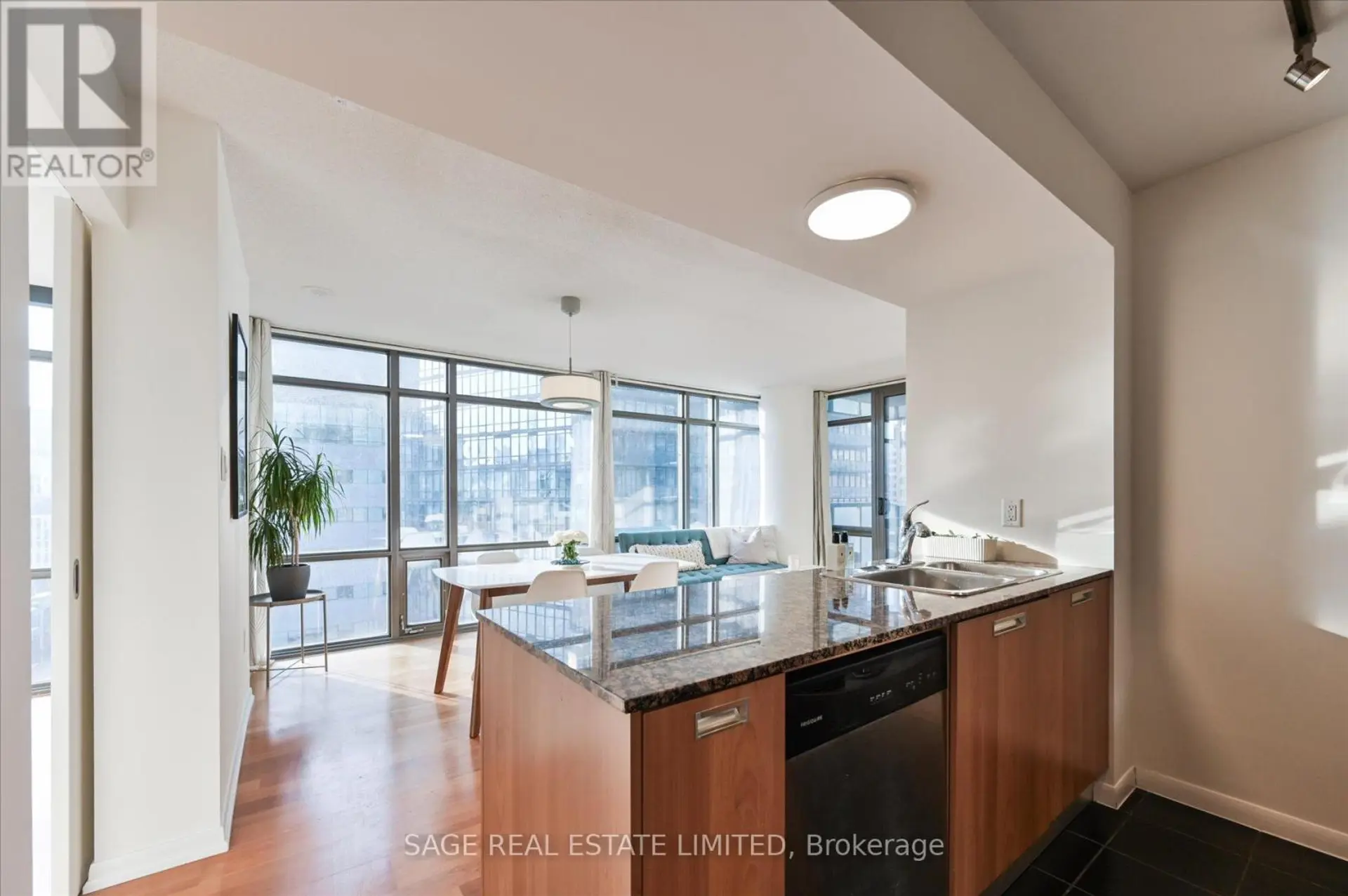 #902 38 GRENVILLE STREET - Image 13