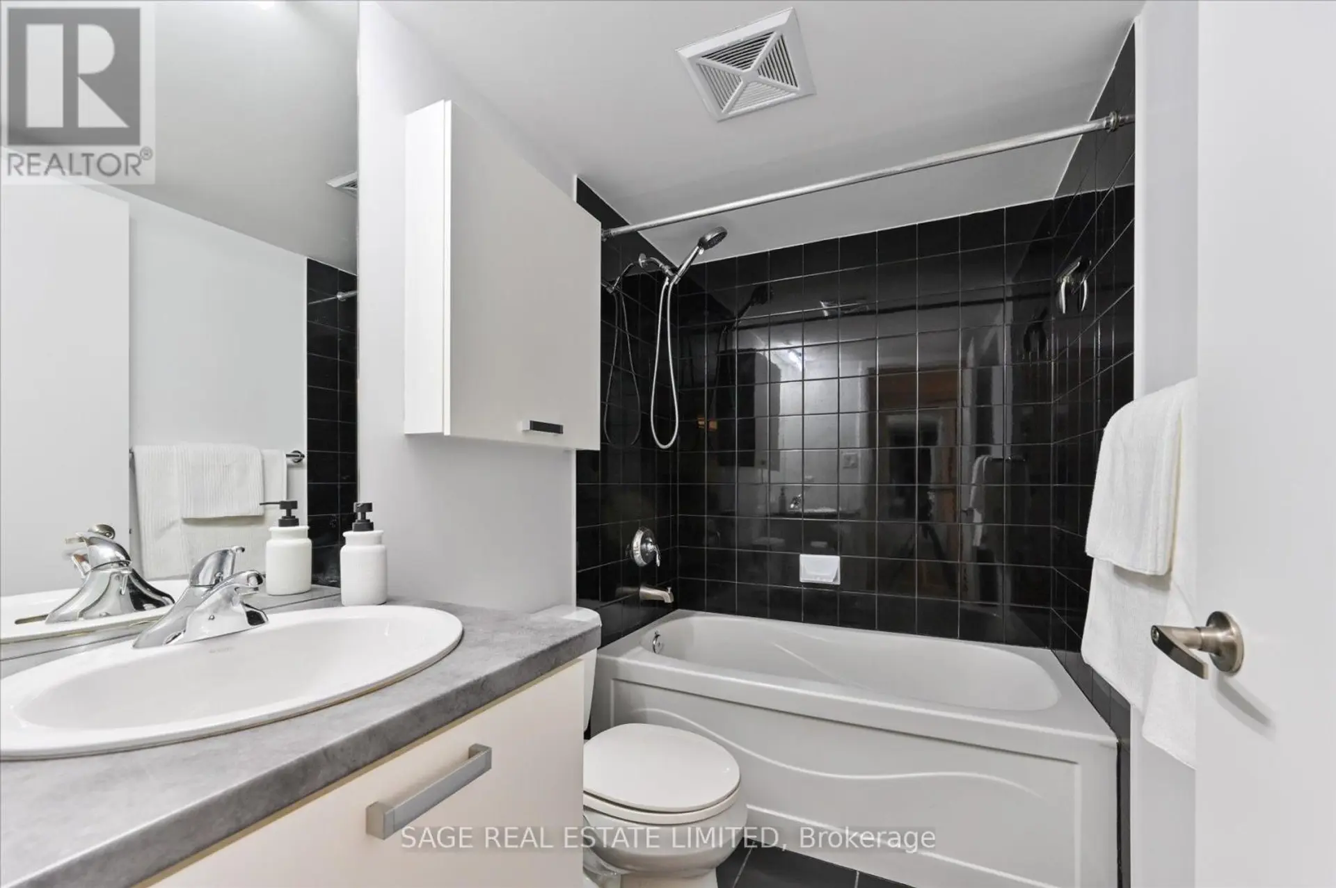 #902 38 GRENVILLE STREET - Image 16