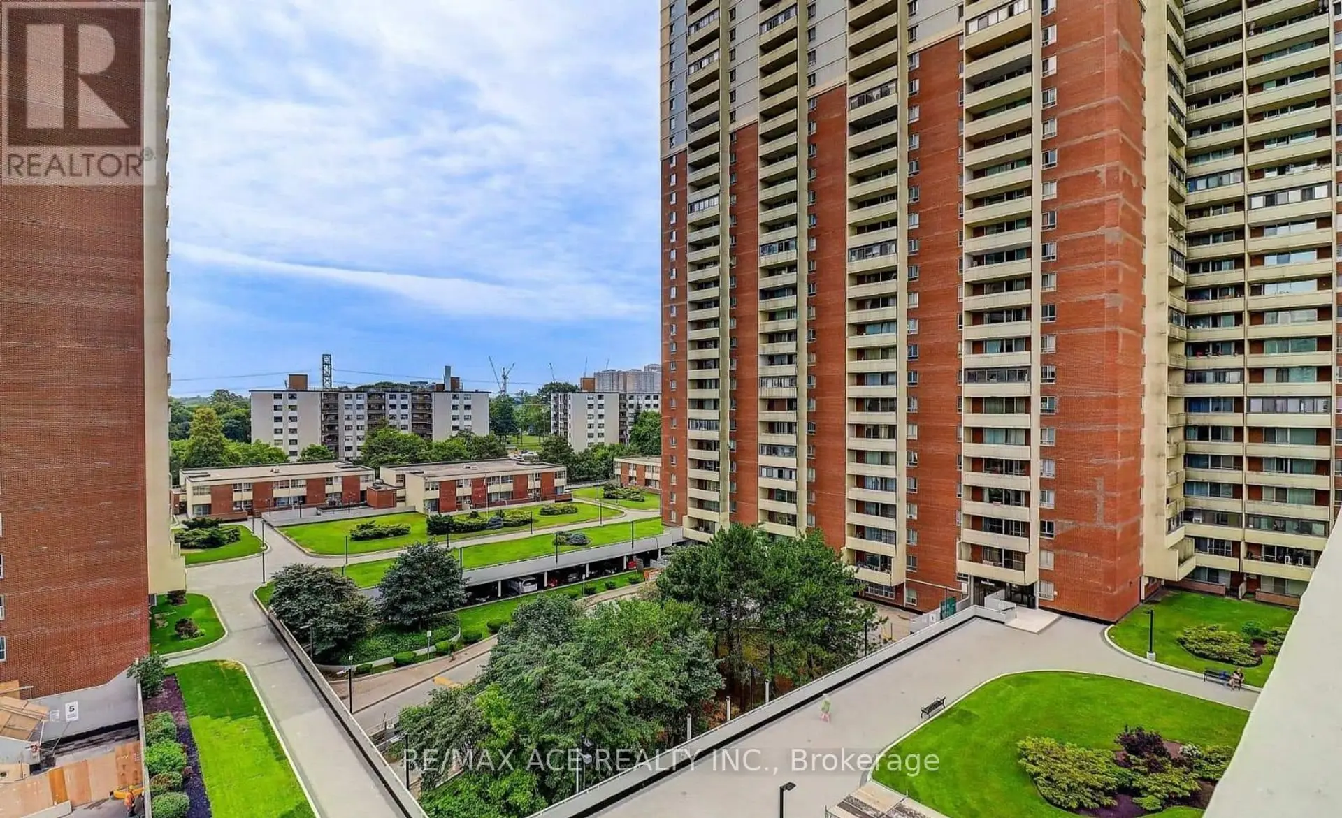 #906 3 MASSEY SQUARE - Image 2