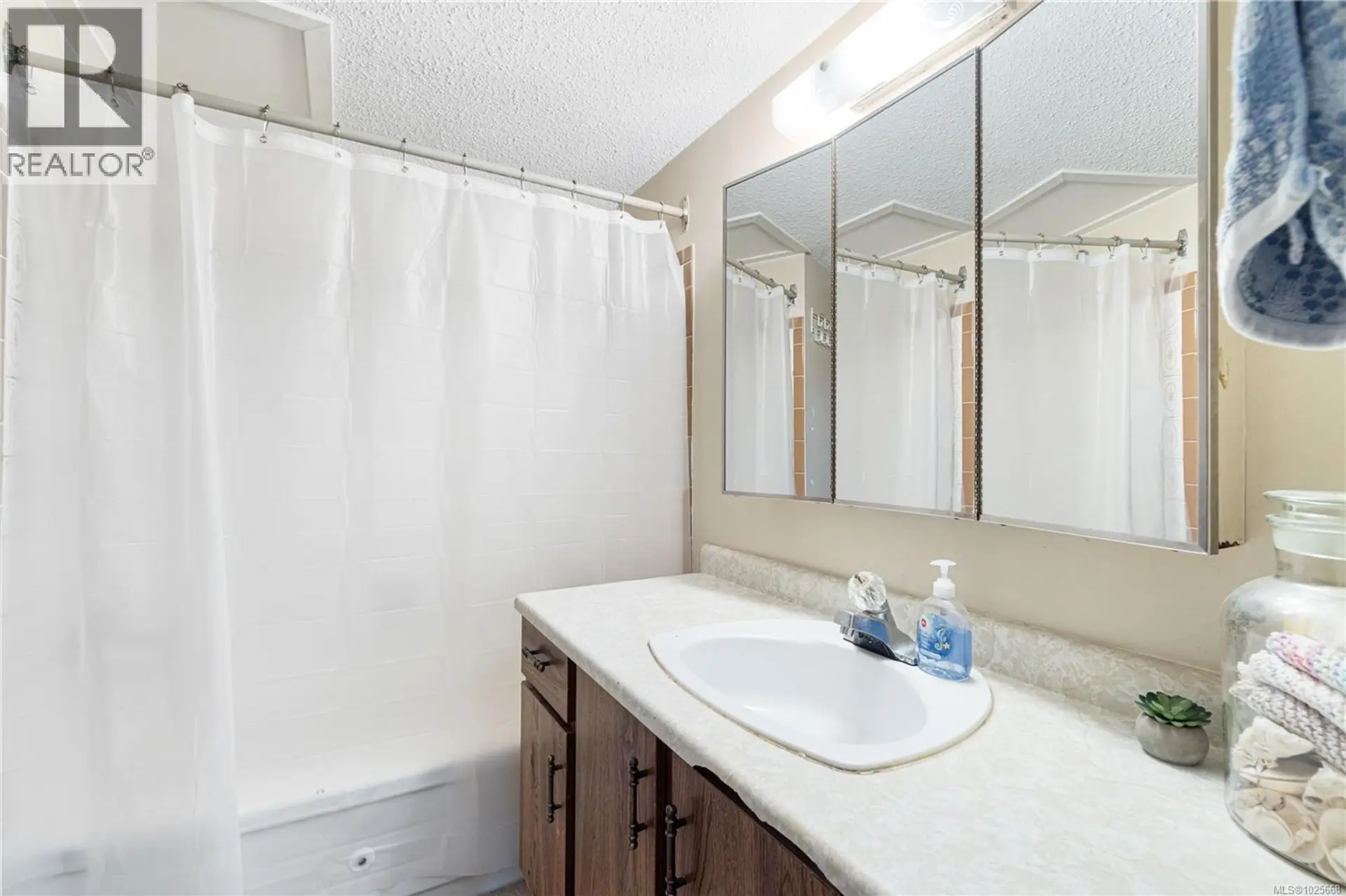 Property at #16 211 BUTTERTUBS PL, Nanaimo, BC