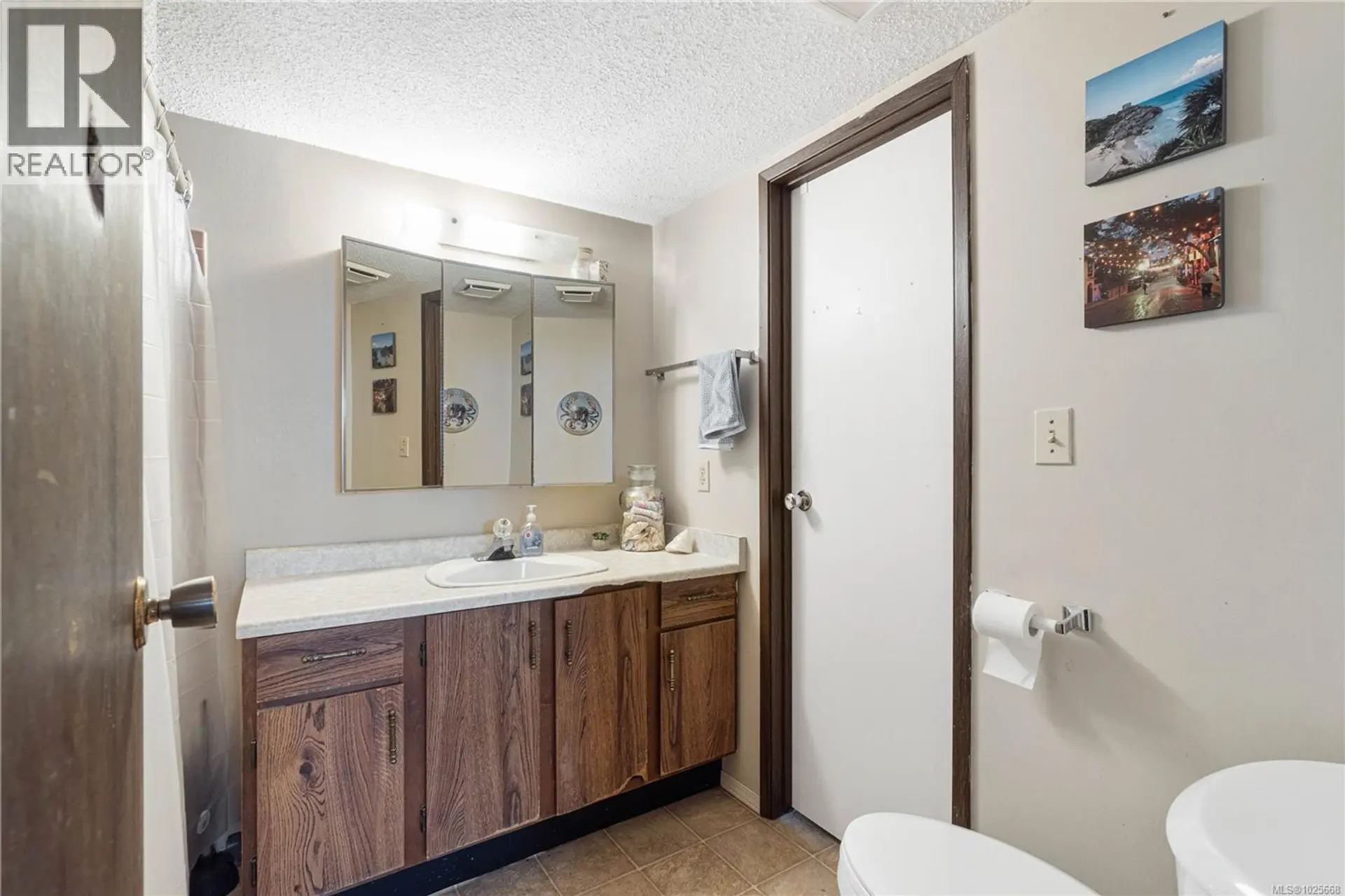 Property at #16 211 BUTTERTUBS PL, Nanaimo, BC