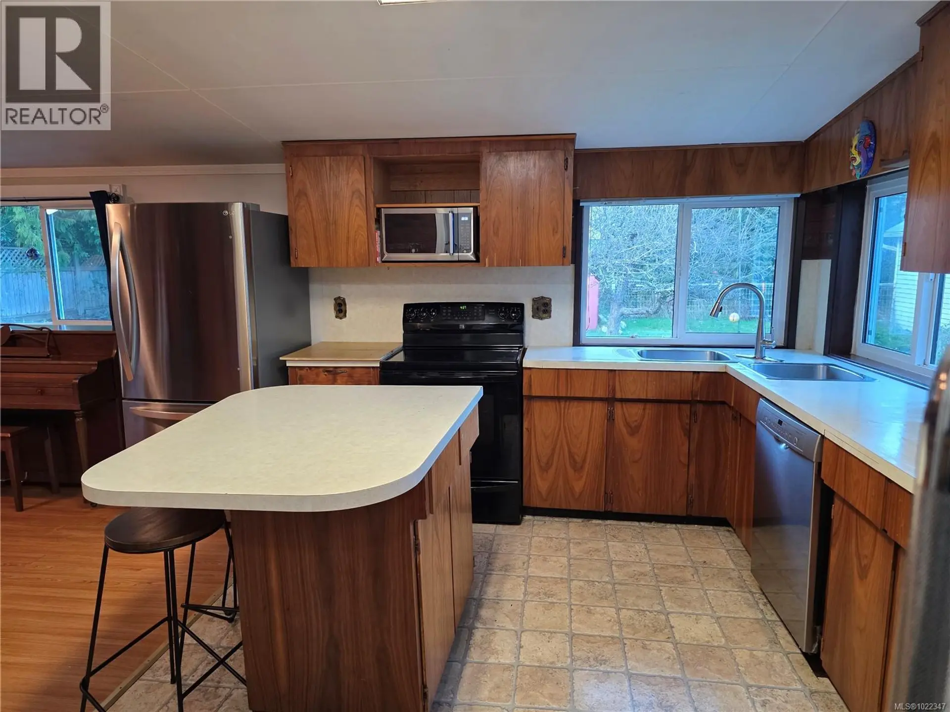 Property at 2114 MCKENZIE AVE, Comox, BC