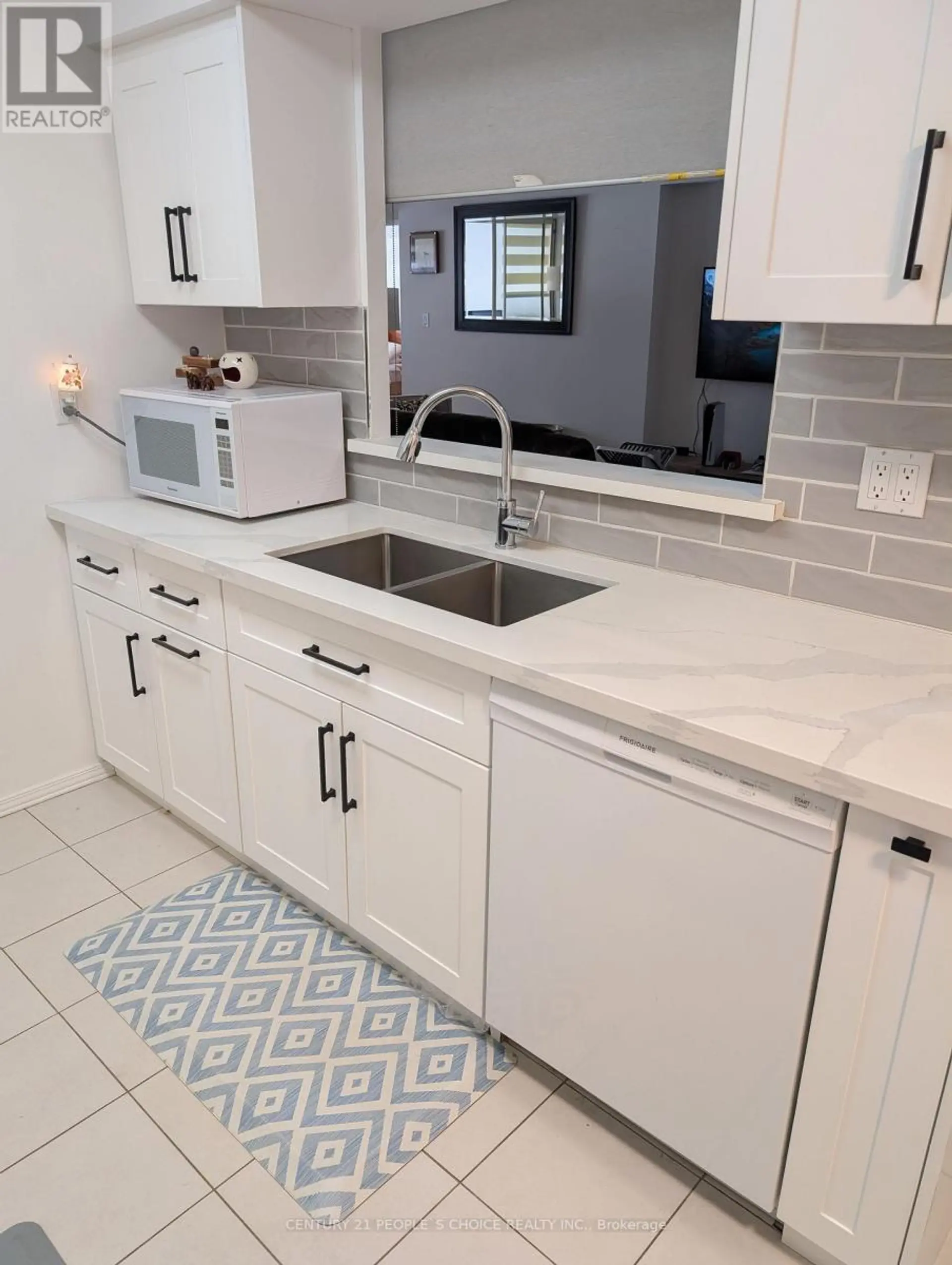 #403 30 GREENFIELD AVENUE - Image 4