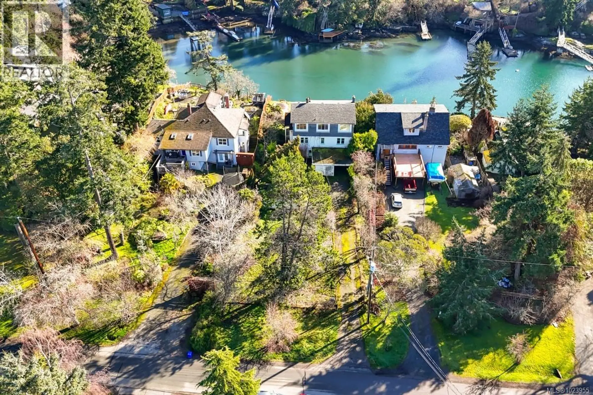 Property at 304 BESSBOROUGH AVE, View Royal, BC