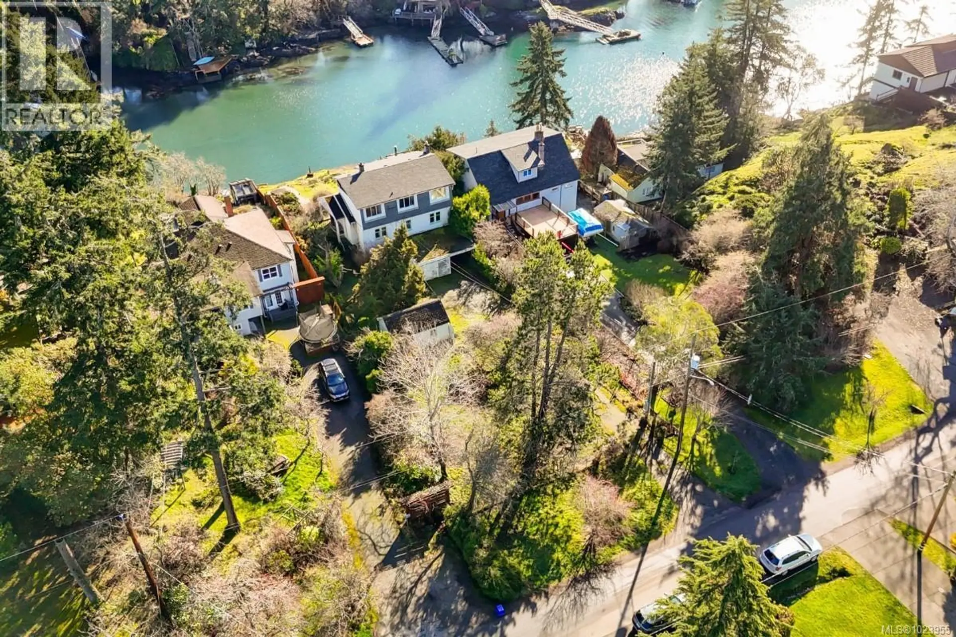 Property at 304 BESSBOROUGH AVE, View Royal, BC