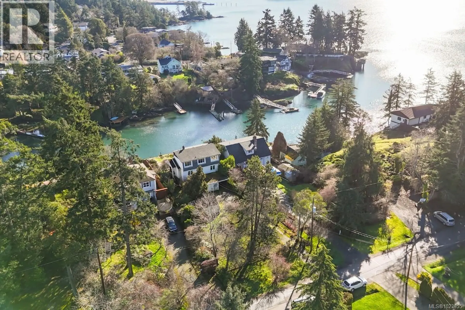 Property at 304 BESSBOROUGH AVE, View Royal, BC