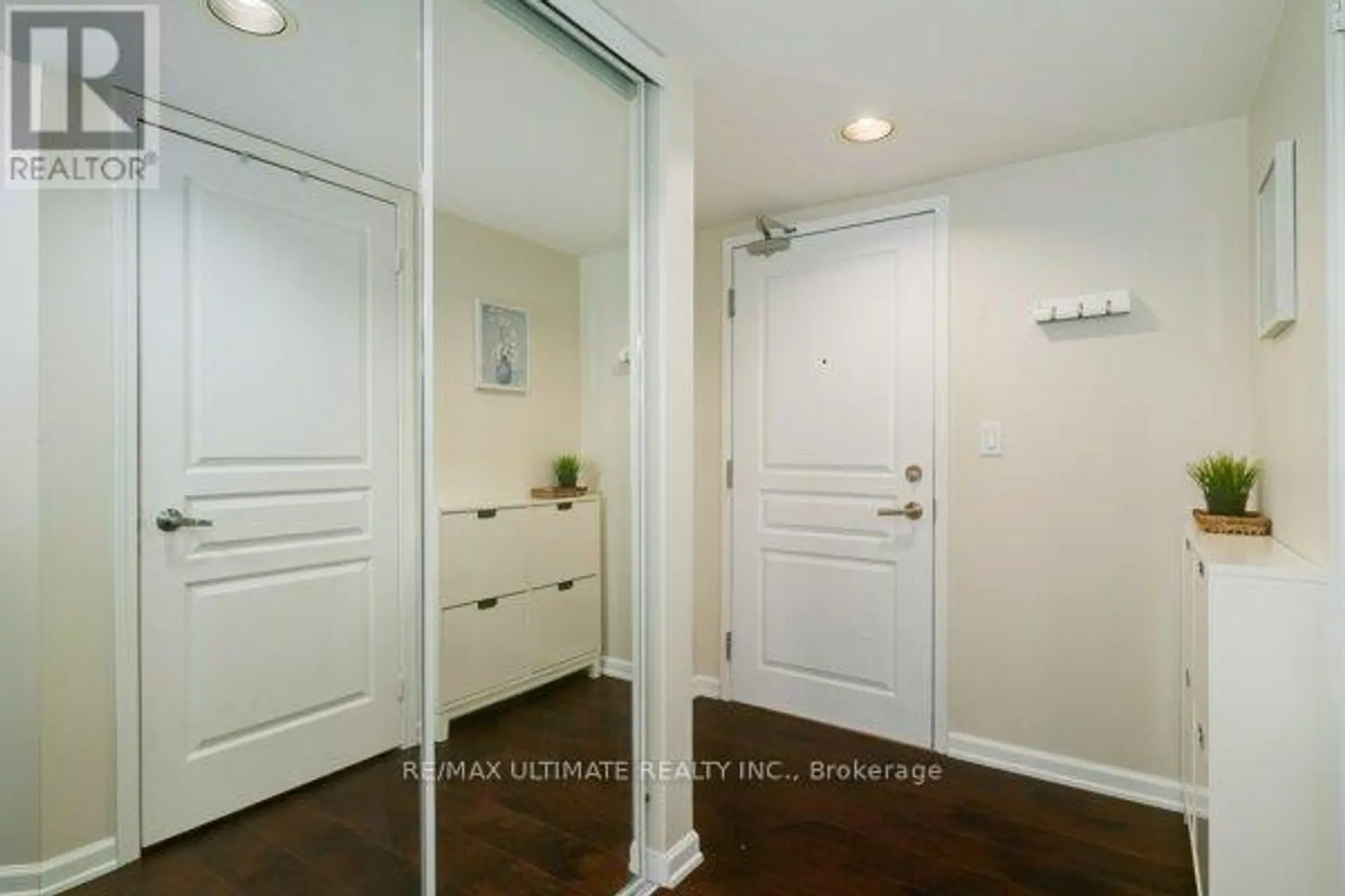 #1004 140 SIMCOE STREET - Image 3