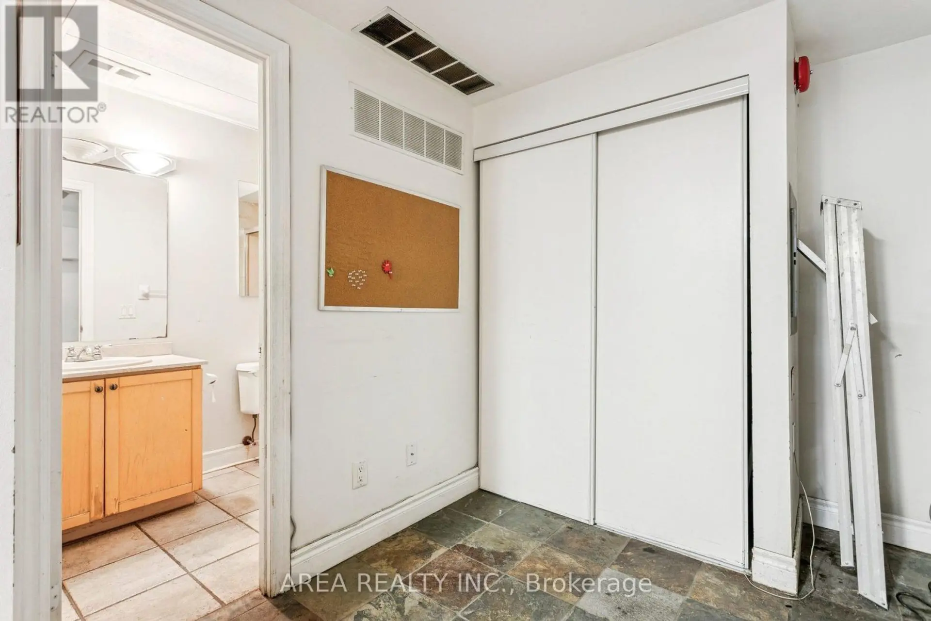 #99 99 MCCAUL STREET - Image 11