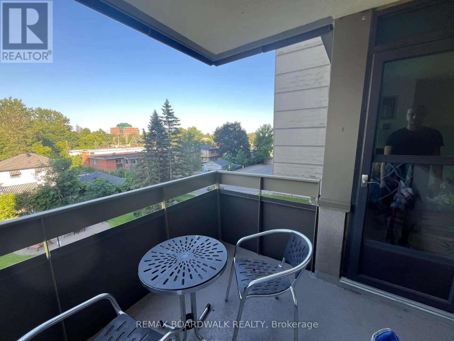 #407 555 BRITTANY DRIVE - Image 10