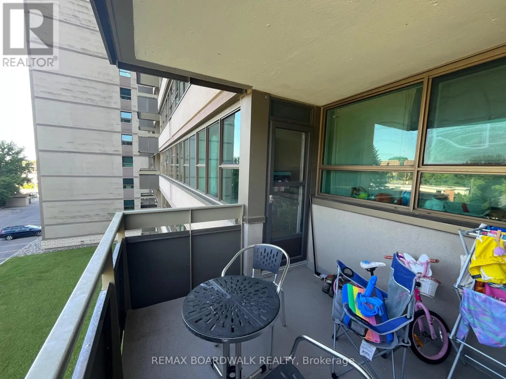#407 555 BRITTANY DRIVE - Image 9