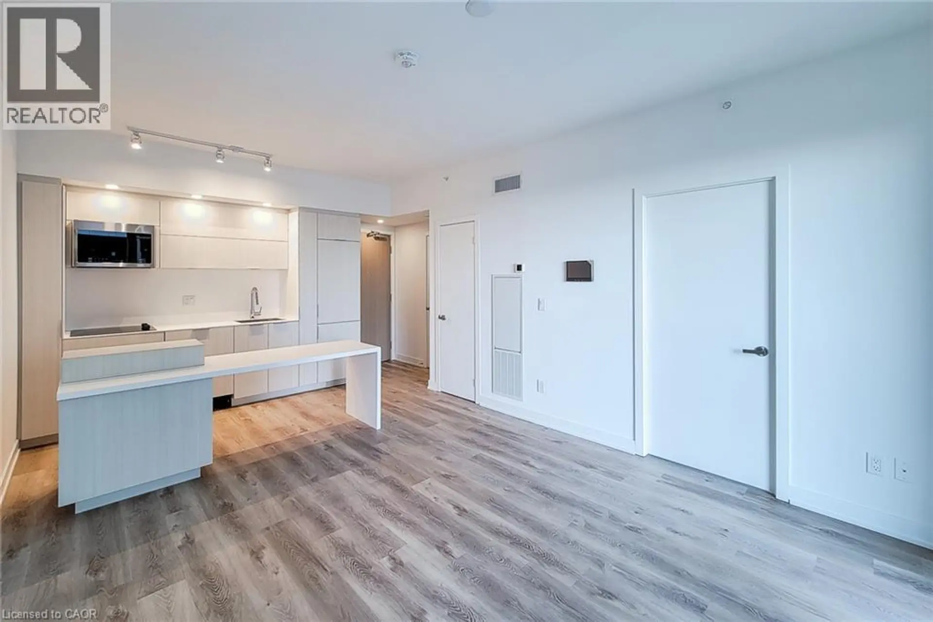 #909 370 MARTHA STREET - Image 7