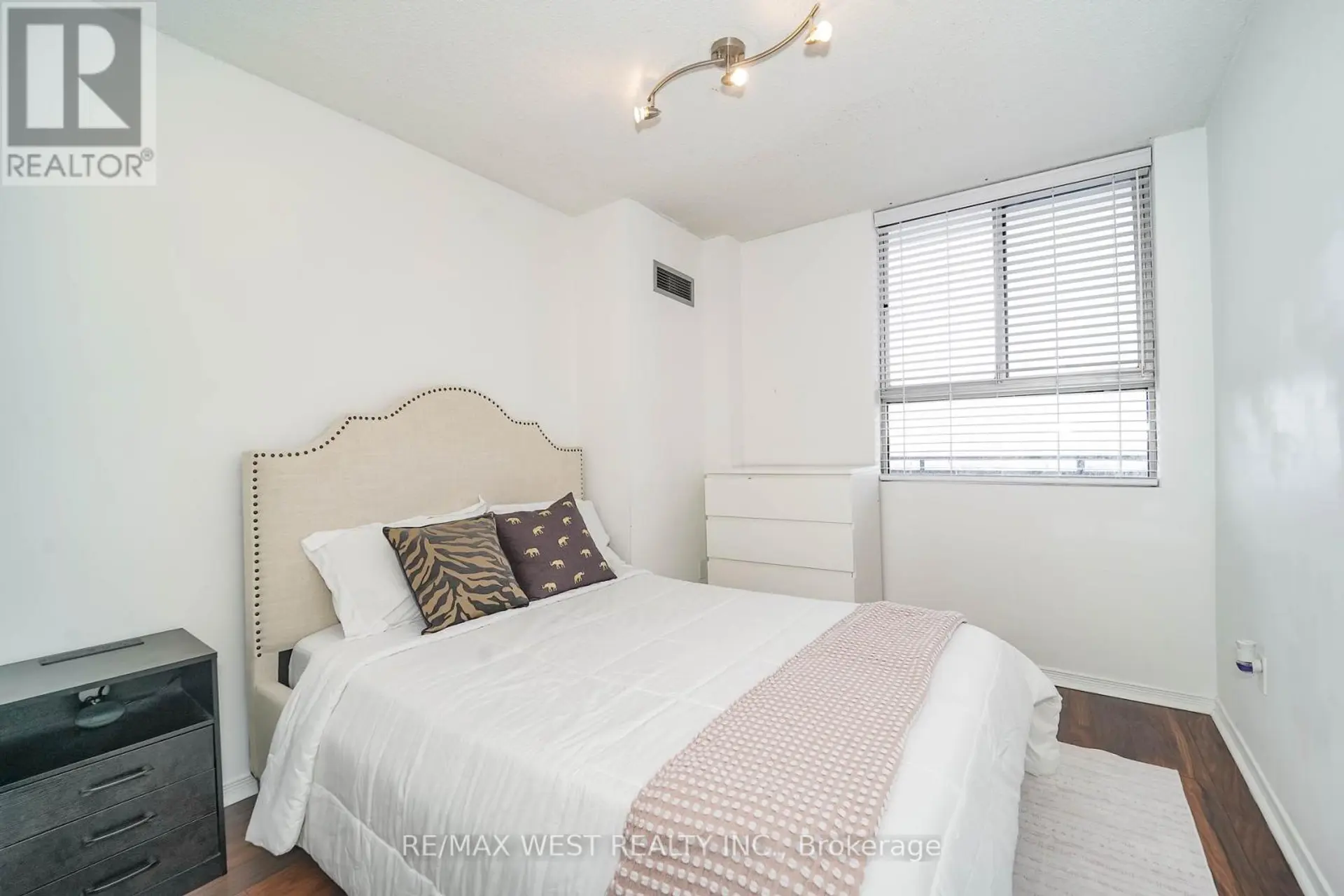 #PH10 234 ALBION ROAD - Image 8