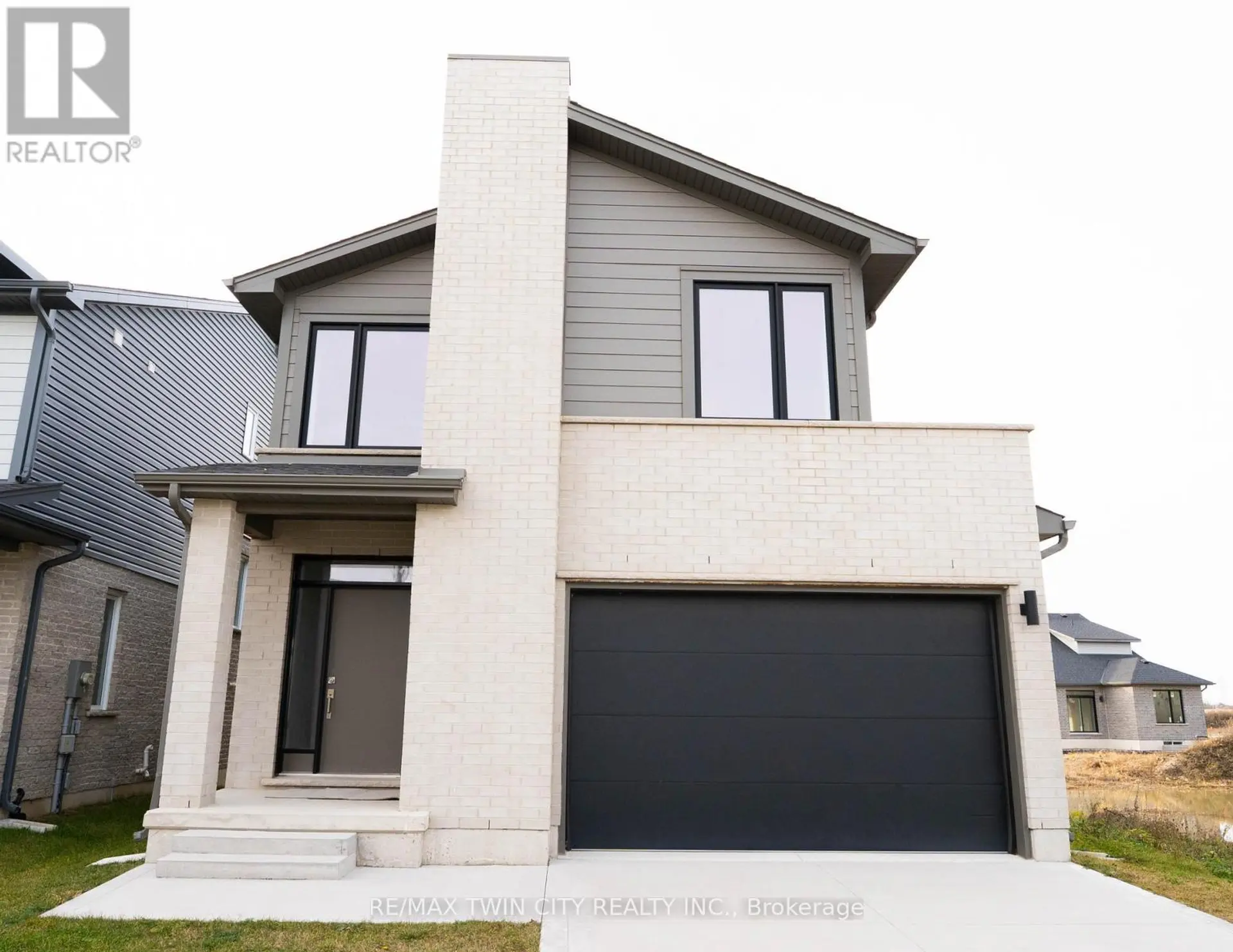 2250 SOUTHPORT CRESCENT - Image 1