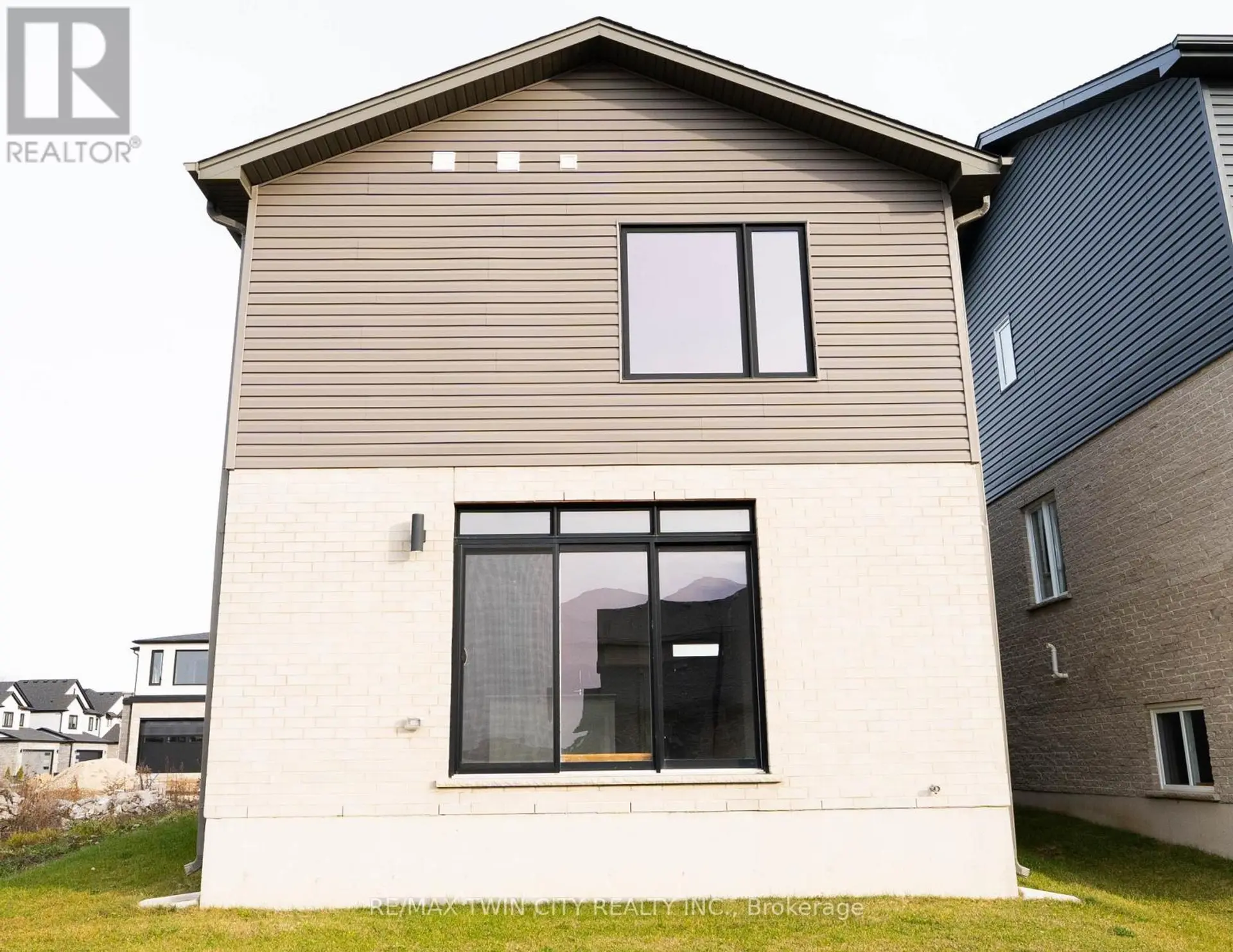 2250 SOUTHPORT CRESCENT - Image 2