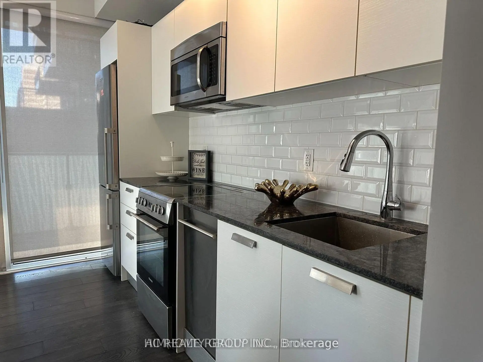 #904 42 CHARLES STREET - Image 4
