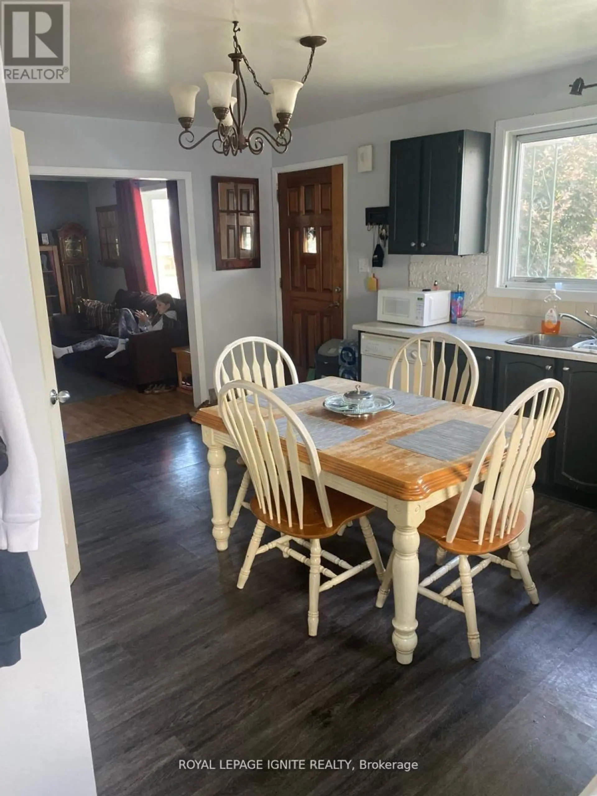 812 CHELSEA CRESCENT - Image 2