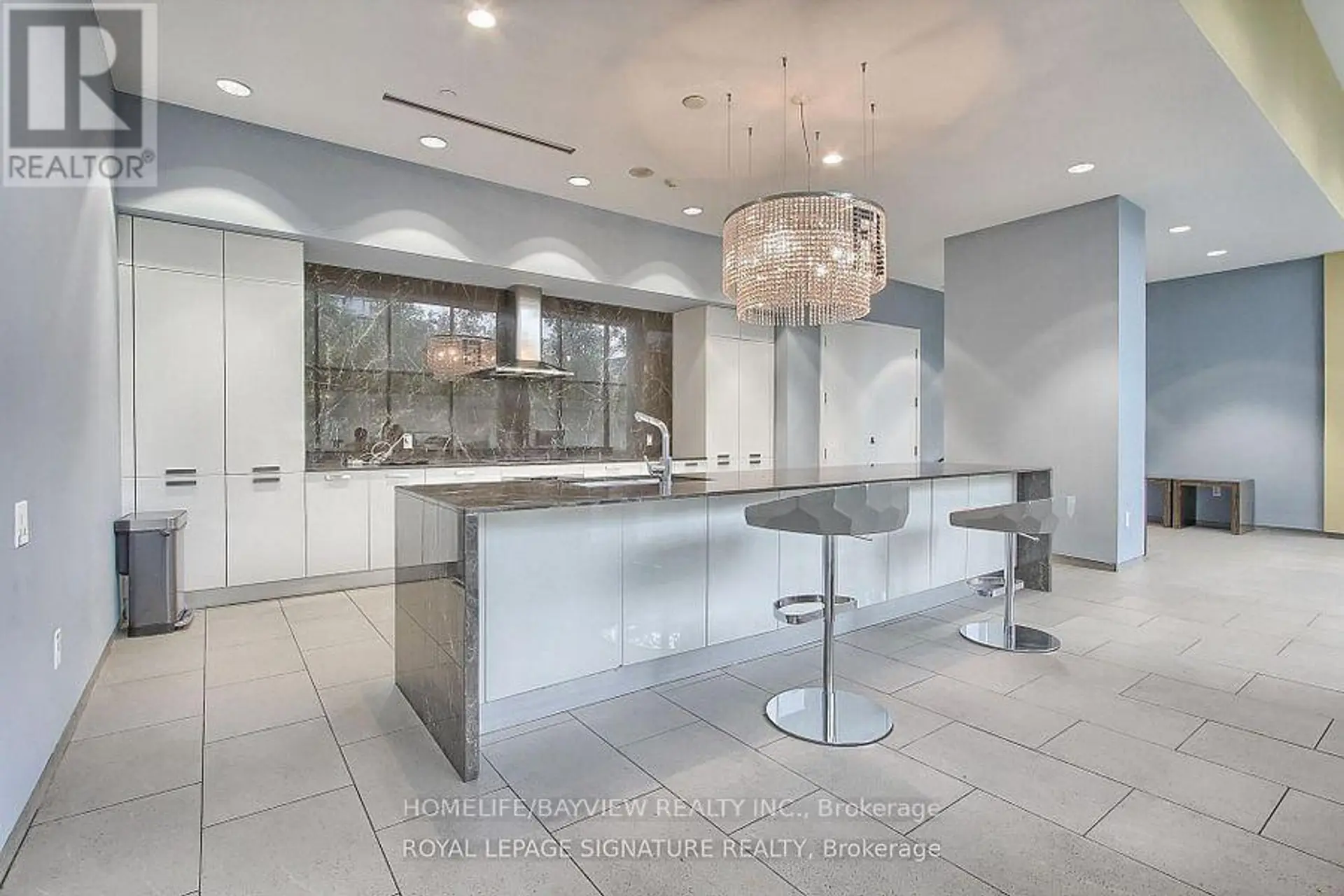 #806 103 THE QUEENSWAY - Image 9