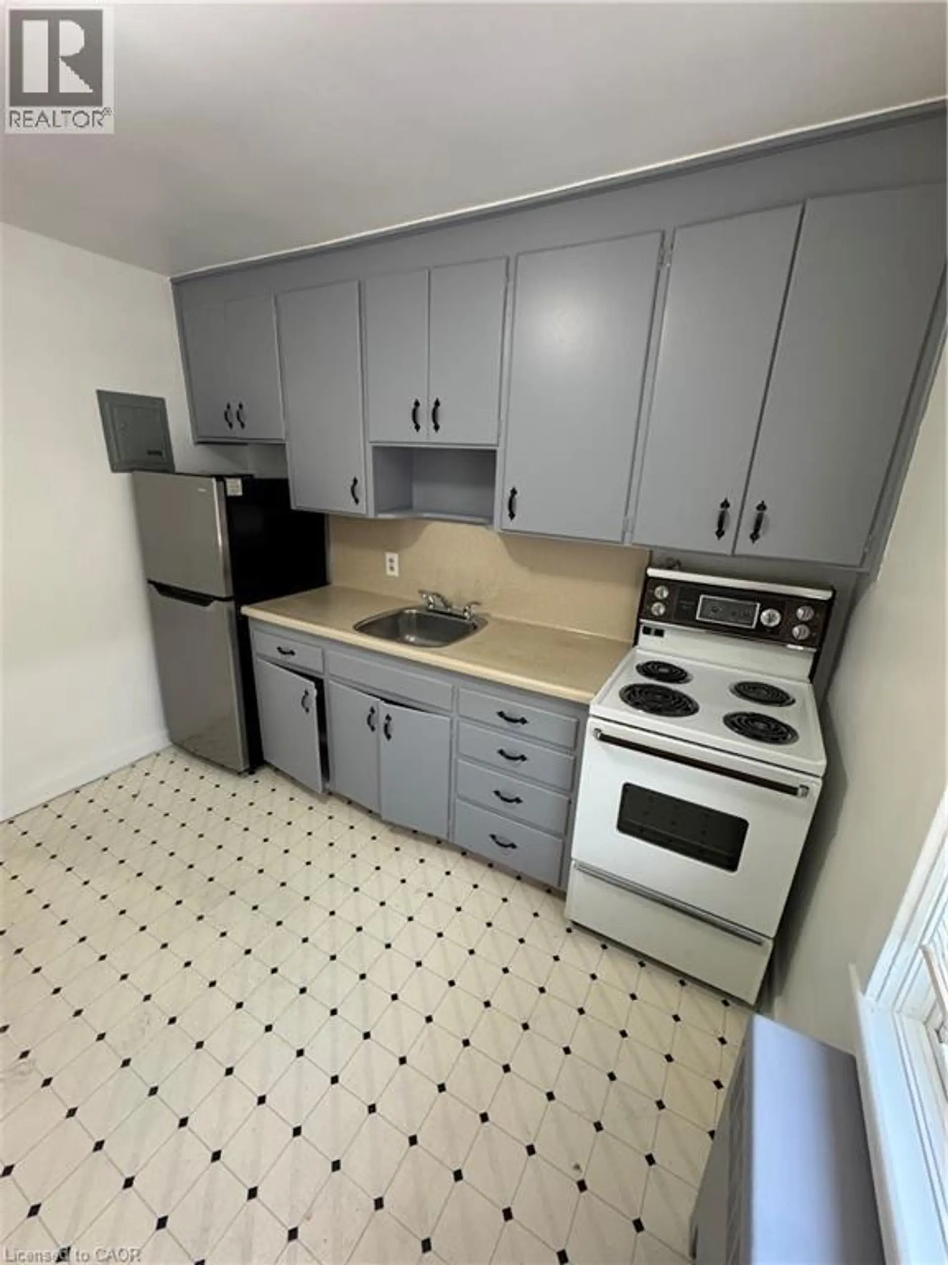 #11 1755 KING STREET - Image 10