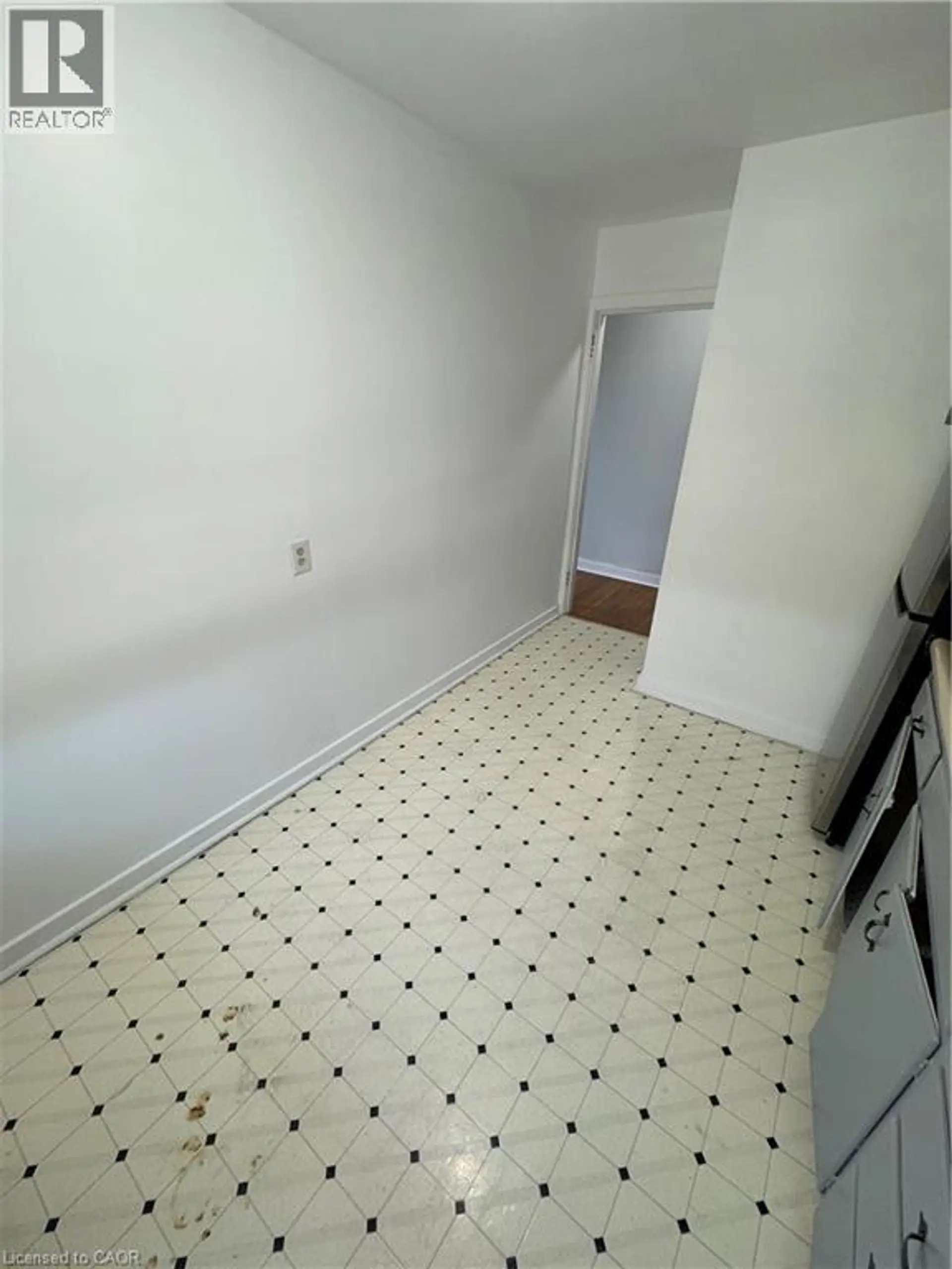 #11 1755 KING STREET - Image 8