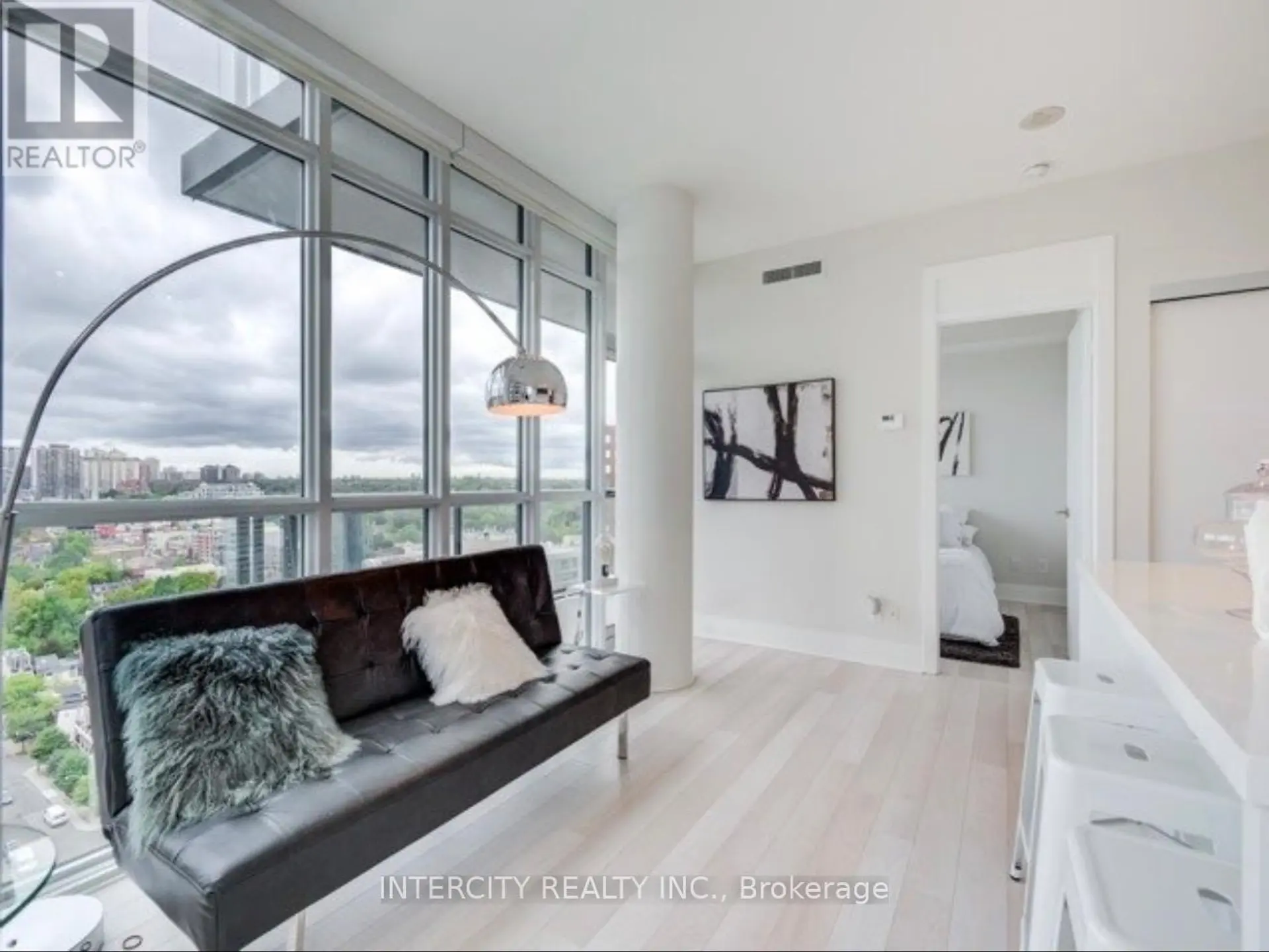 #1802 32 DAVENPORT ROAD - Image 8